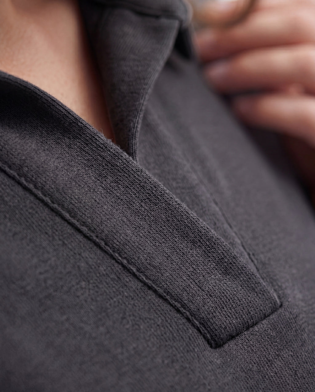 Sudadera de mujer cuello camisero forma pico