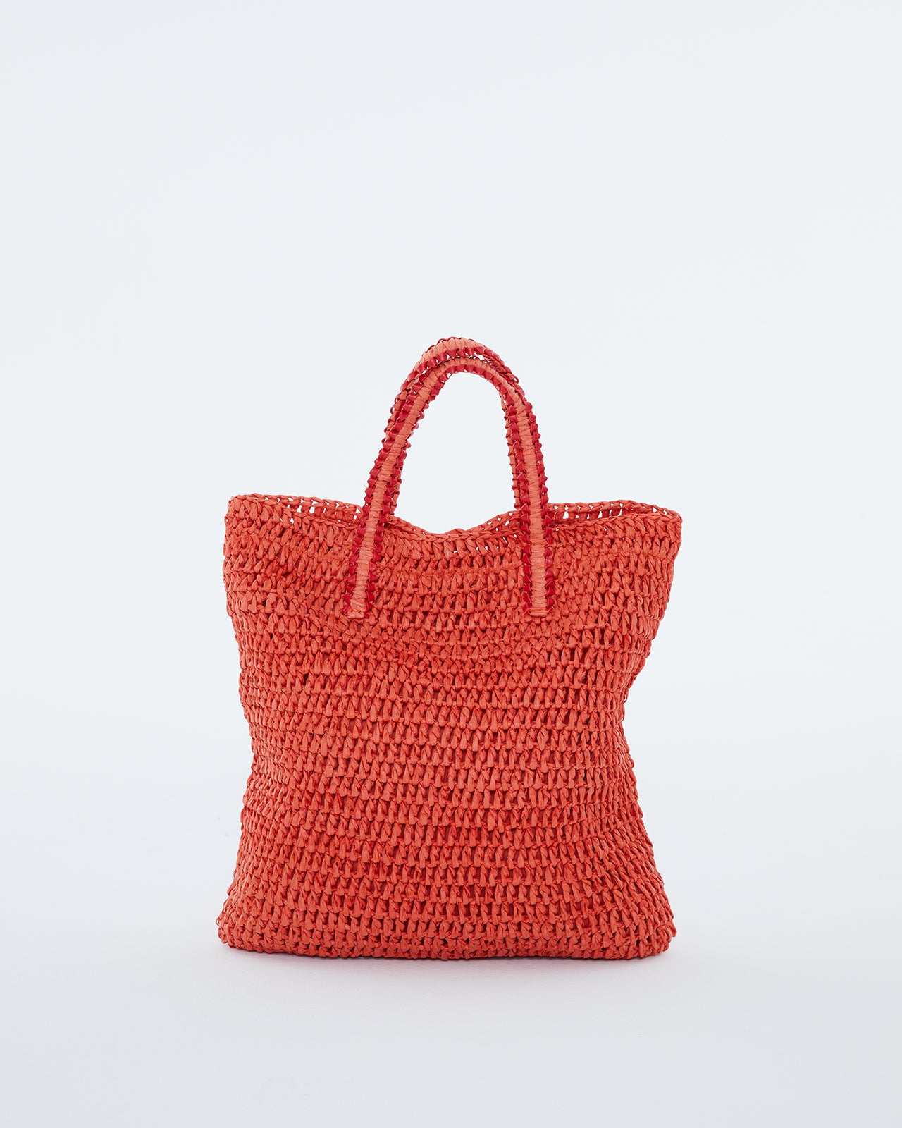 Bolso de mano efecto mimbre color coral. Forrado