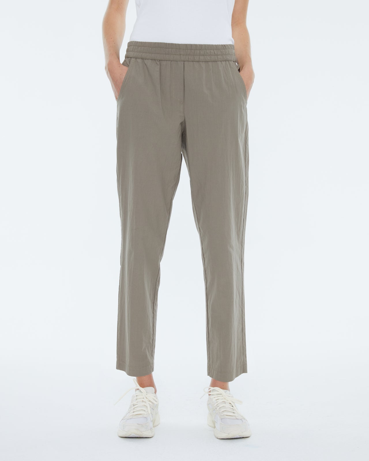 Pantalón jogger de mujer tobillero, cintura elástica.