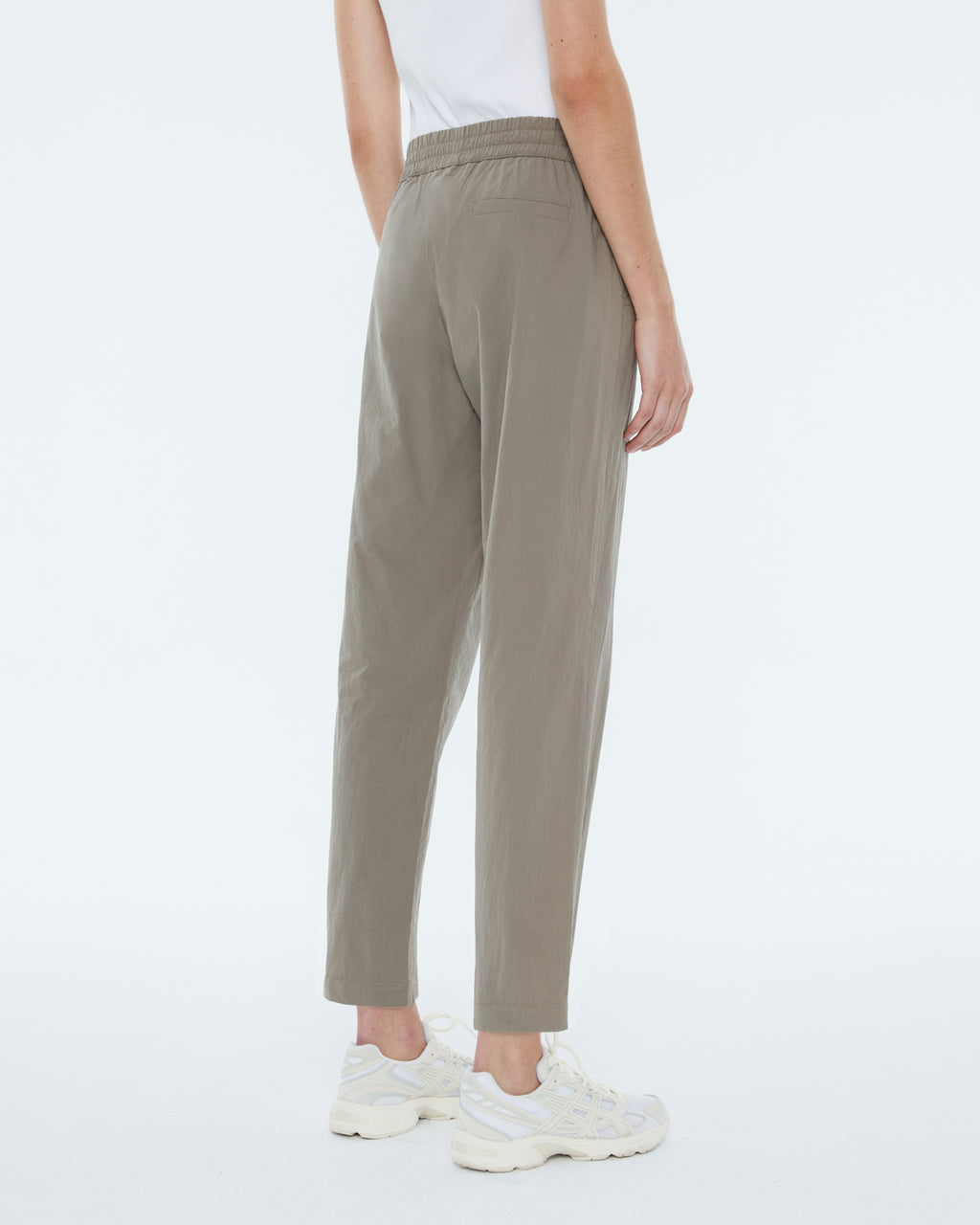 Pantalón jogger de mujer tobillero, cintura elástica.