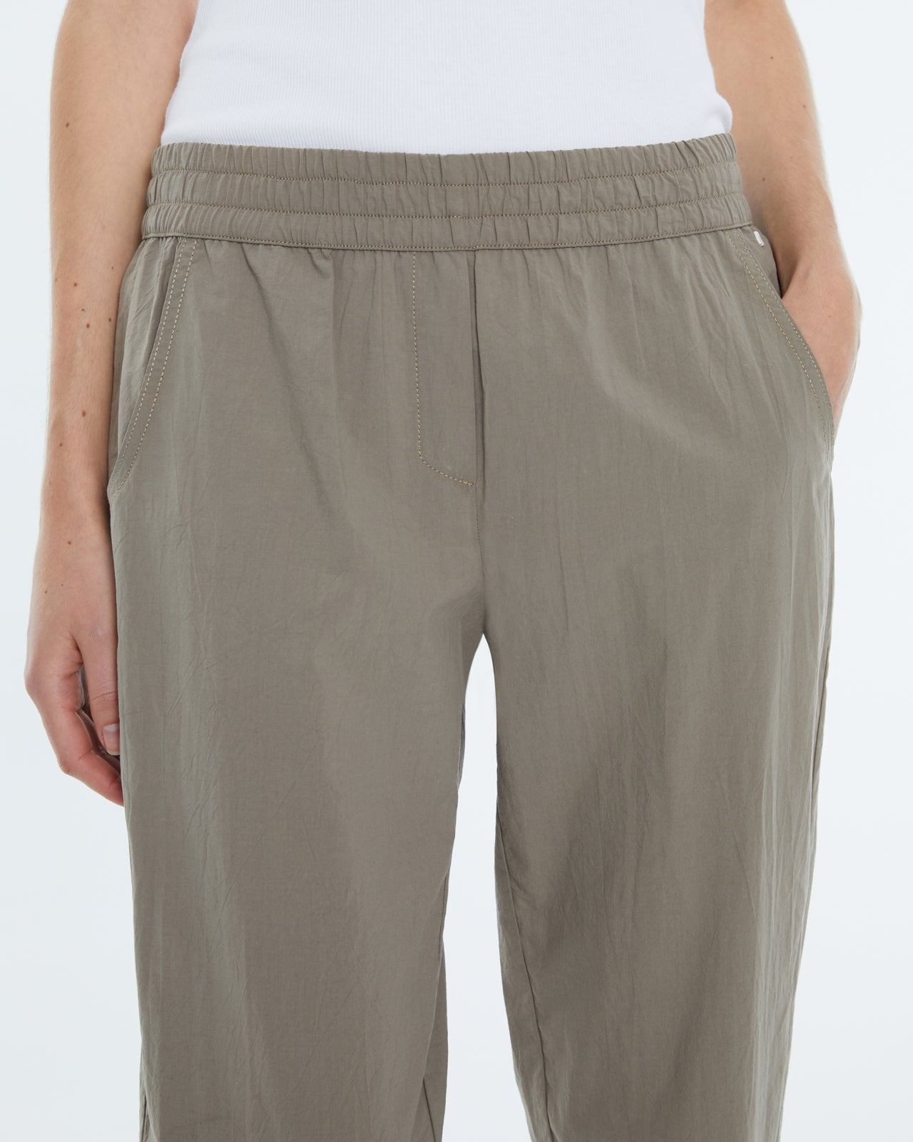 Pantalón jogger de mujer tobillero, cintura elástica.