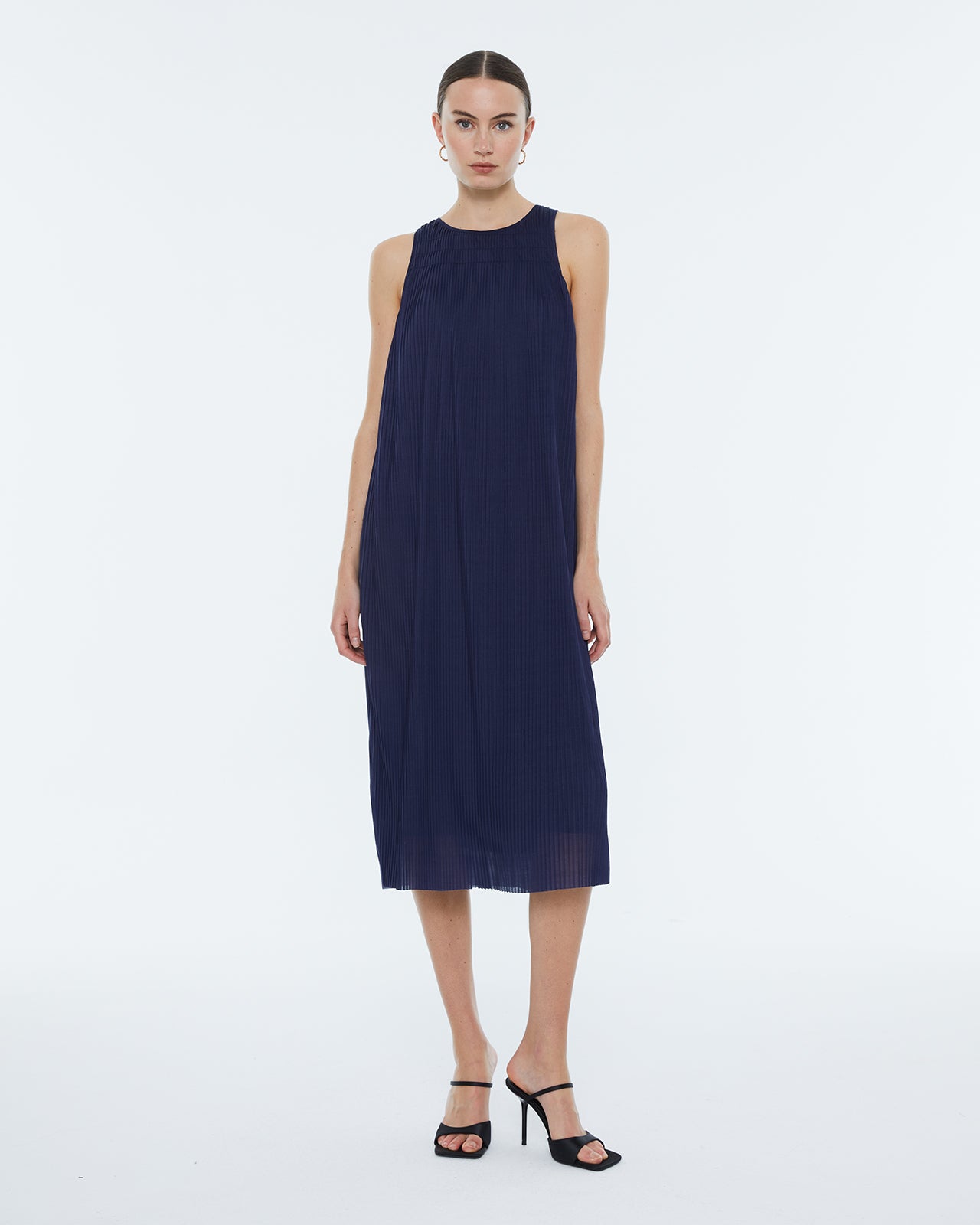 Vestido midi plisado de punto, cuello redondo, sin mangas. Forrado.