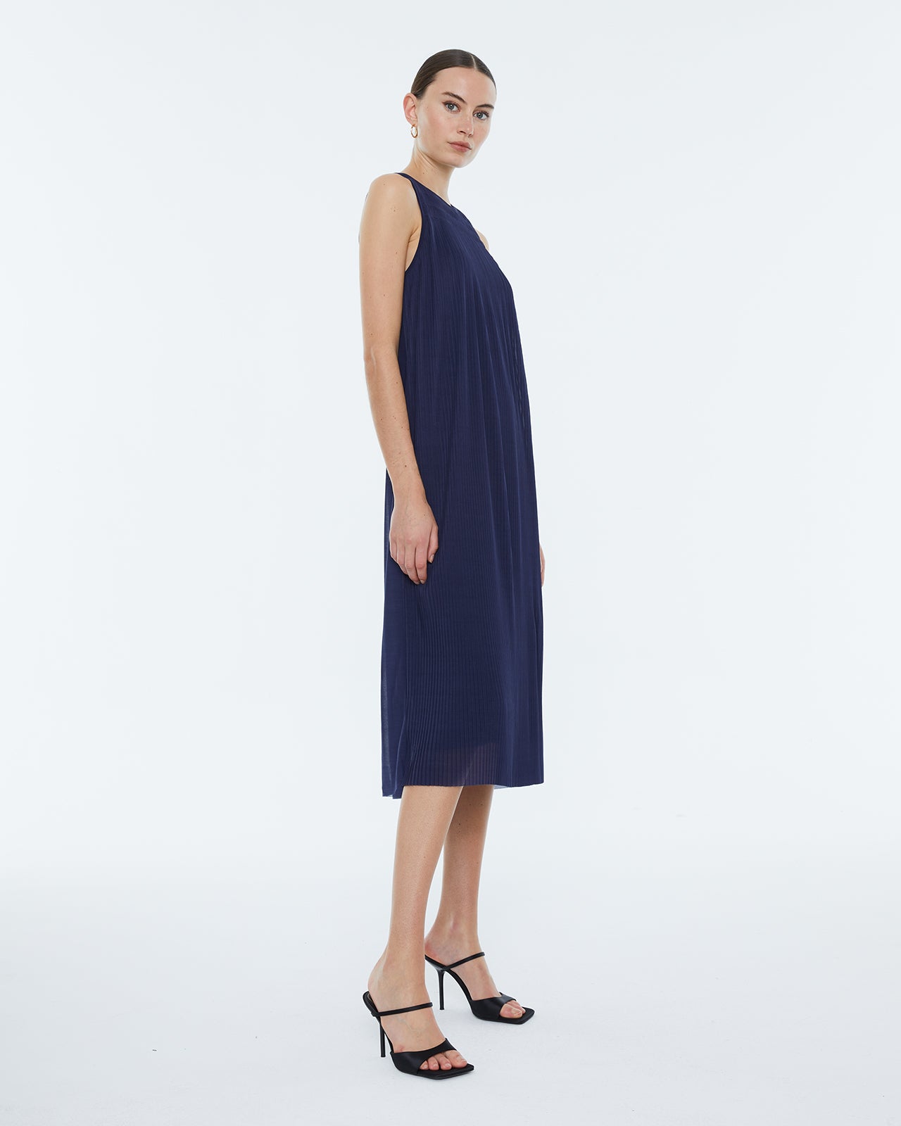Vestido midi plisado de punto, cuello redondo, sin mangas. Forrado.