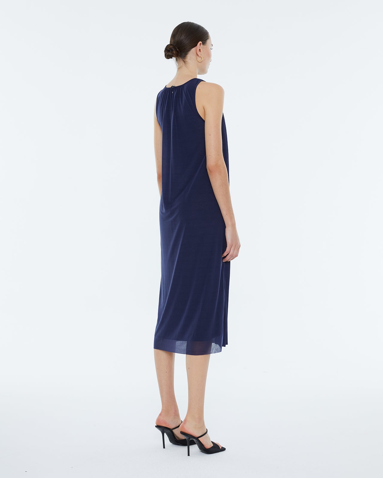 Vestido midi plisado de punto, cuello redondo, sin mangas. Forrado.