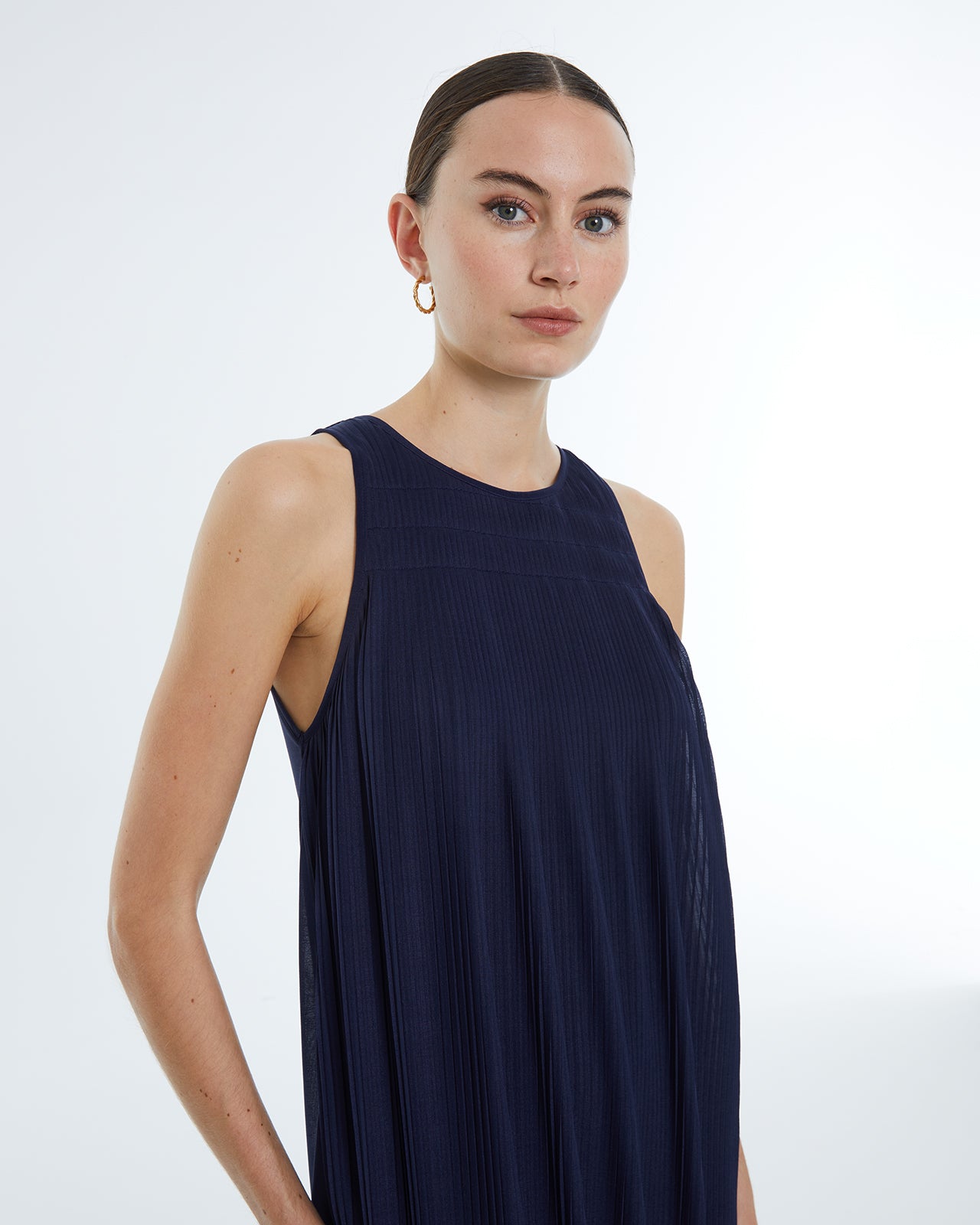 Vestido midi plisado de punto, cuello redondo, sin mangas. Forrado.