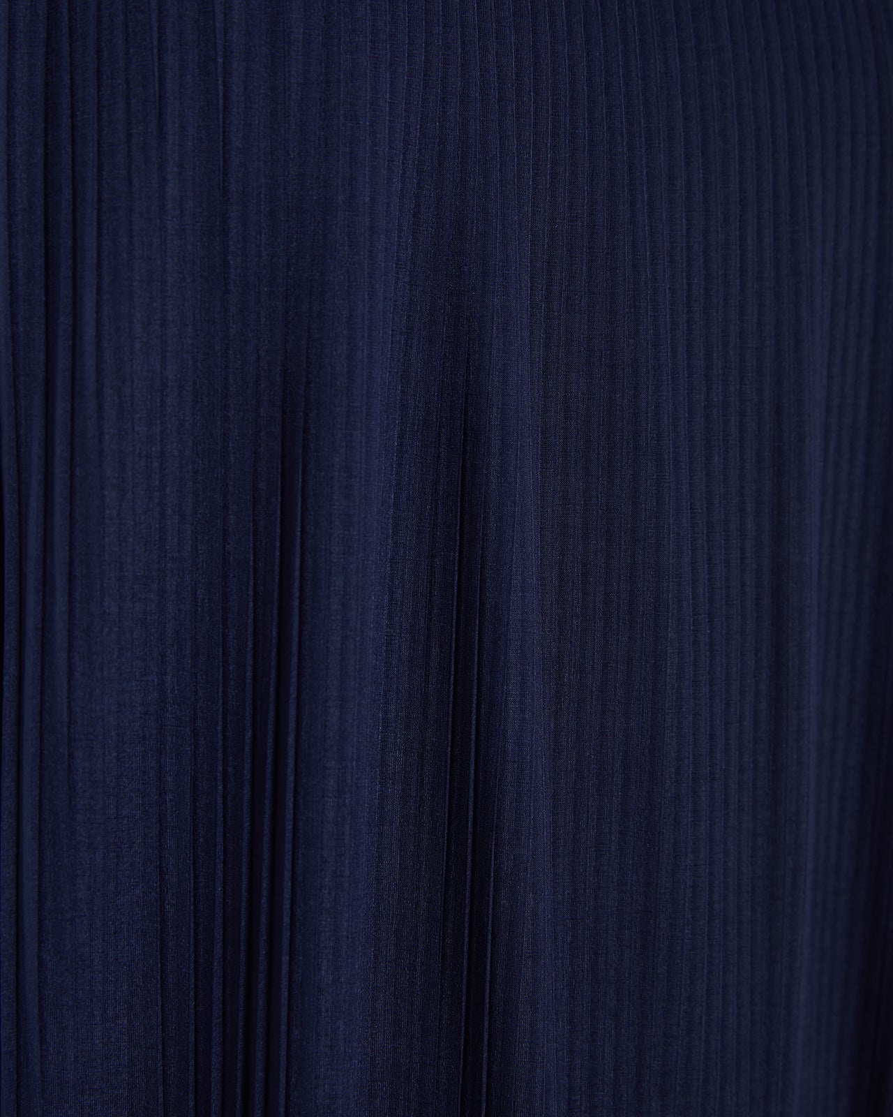 Vestido midi plisado de punto, cuello redondo, sin mangas. Forrado.