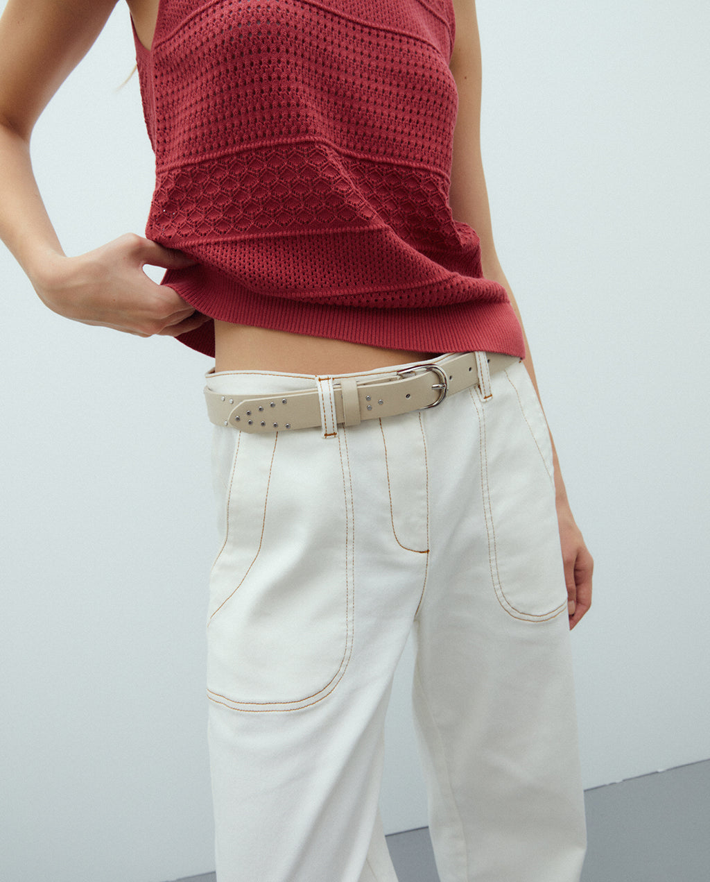 Cinturón hebilla redonda con tachas piel ecológica.