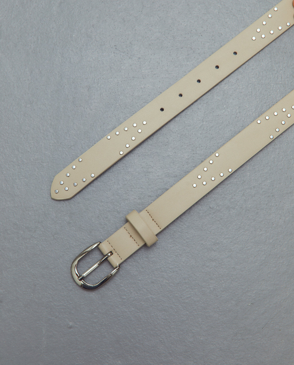 Cinturón hebilla redonda con tachas piel ecológica.