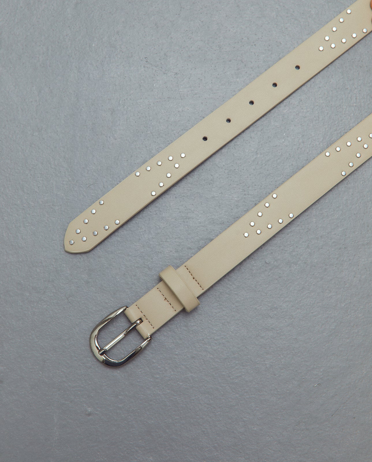 Cinturón hebilla redonda con tachas piel ecológica.