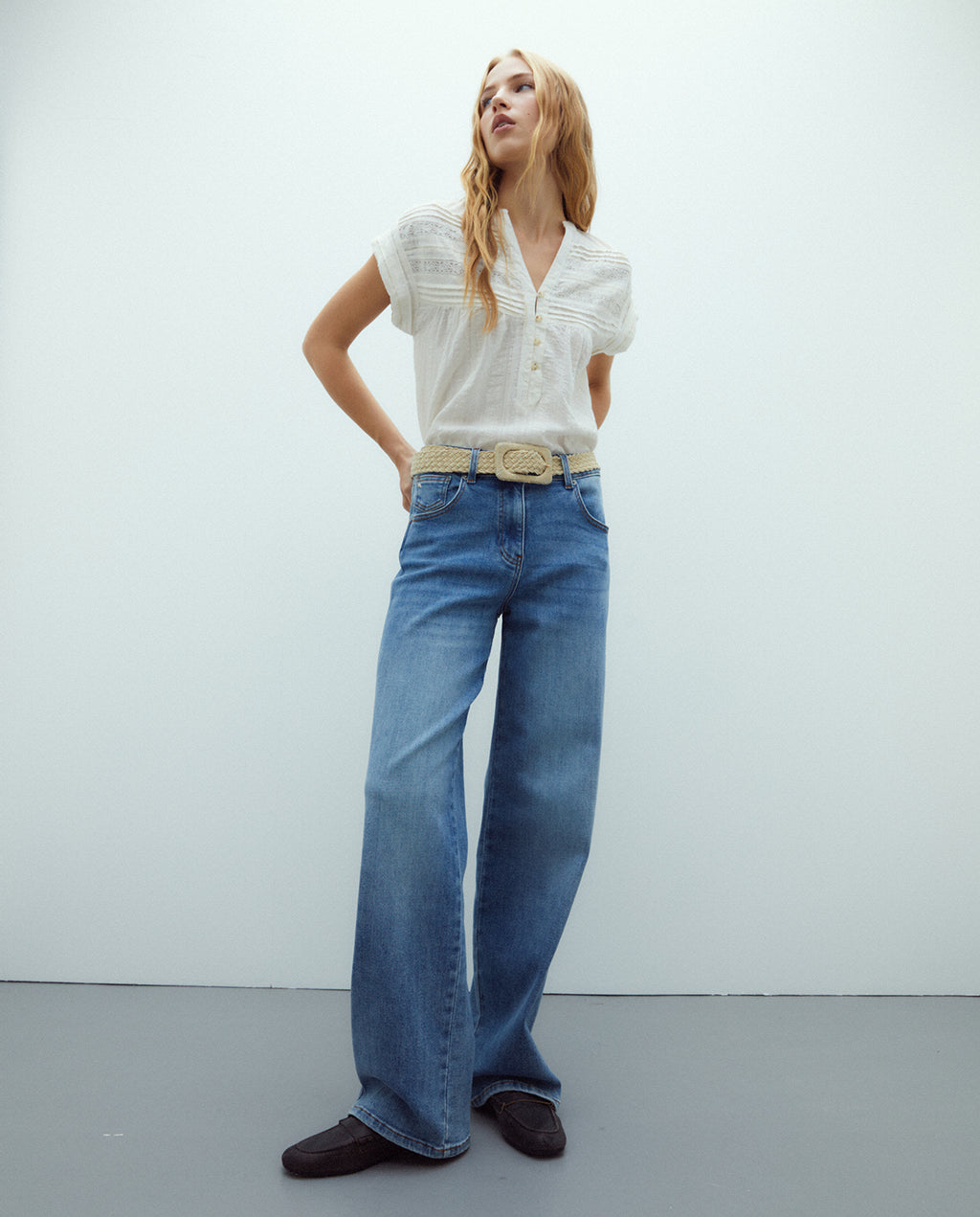 Cinturón trenzado hebilla cuadrada.