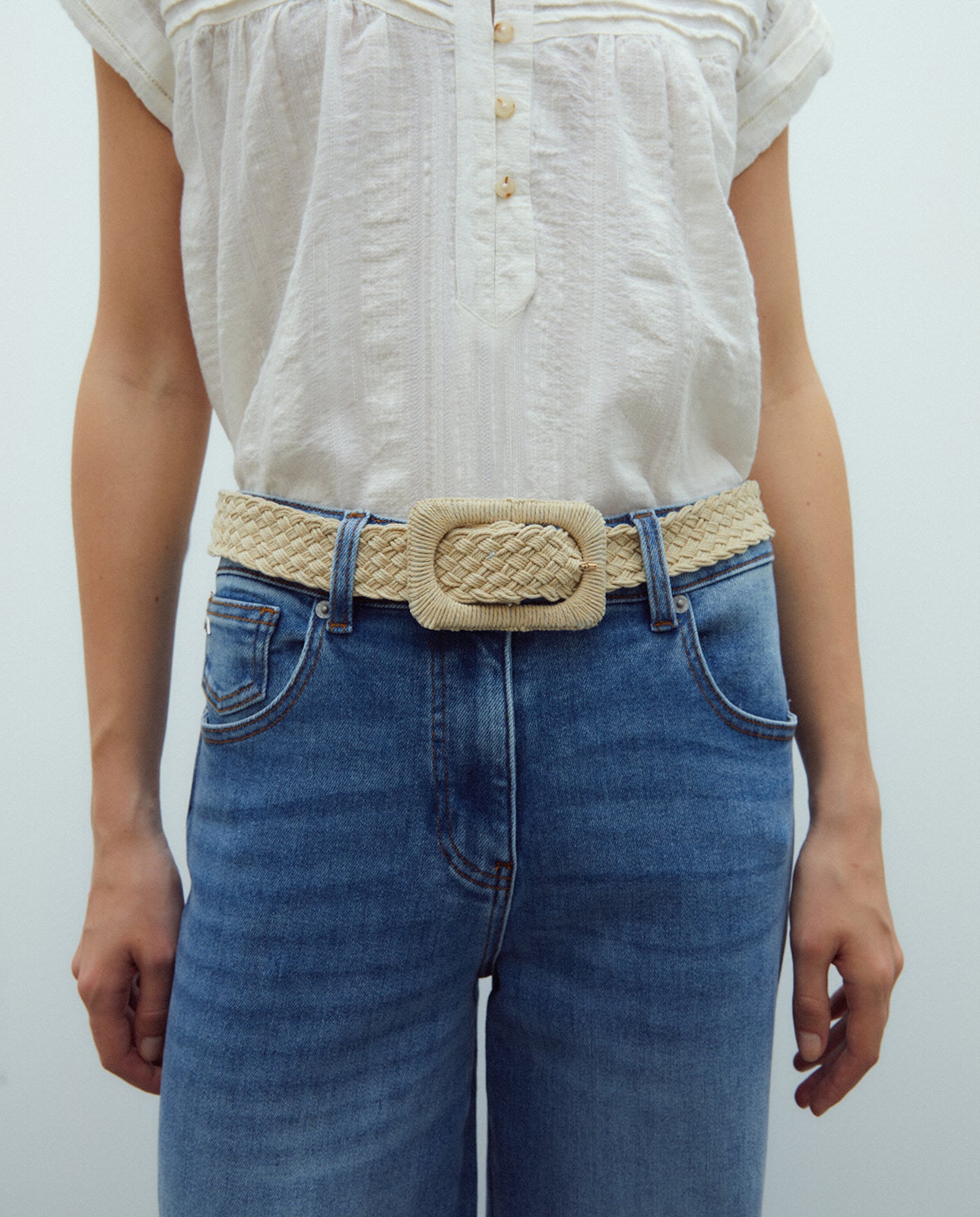 Cinturón trenzado hebilla cuadrada.