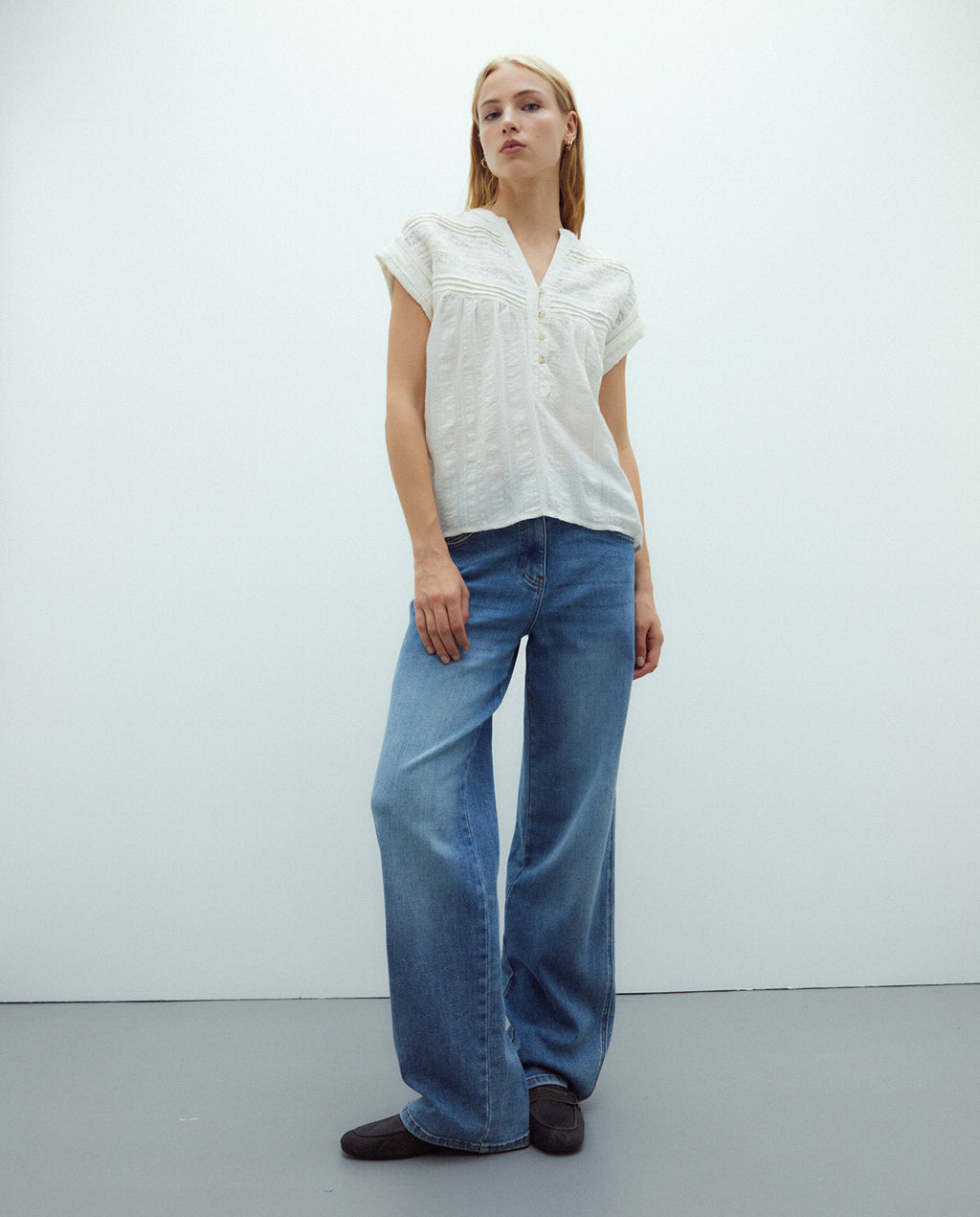 Blusa de mujer cuello pico manga corta