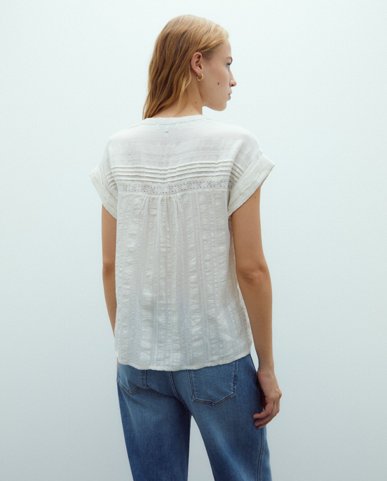 Blusa de mujer cuello pico manga corta