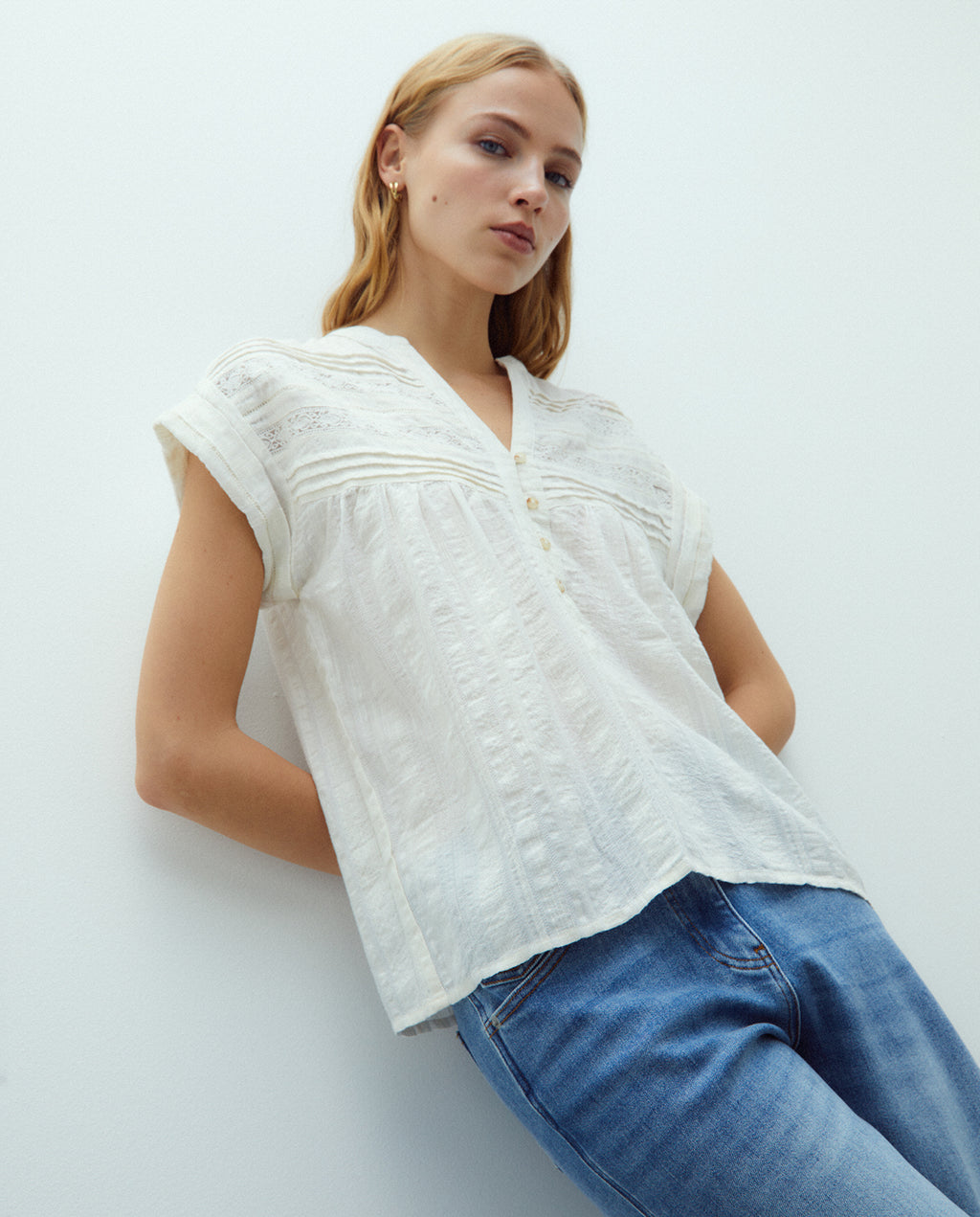 Blusa de mujer cuello pico manga corta