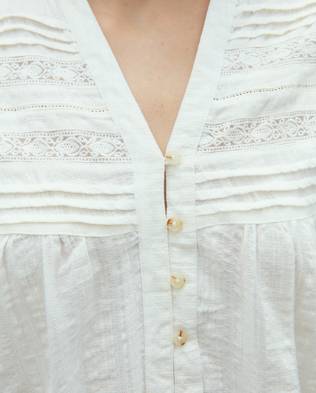 Blusa de mujer cuello pico manga corta