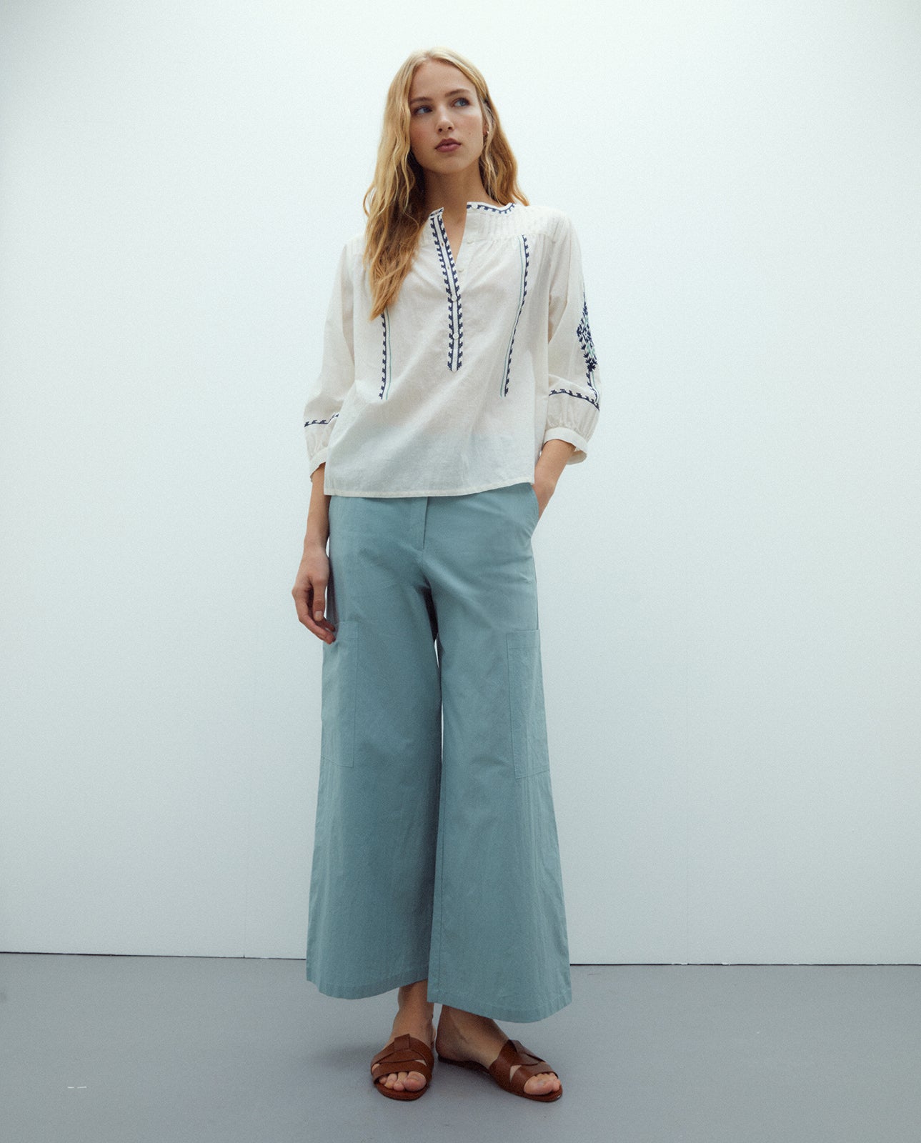 Blusa de mujer cuello redondo con bordados