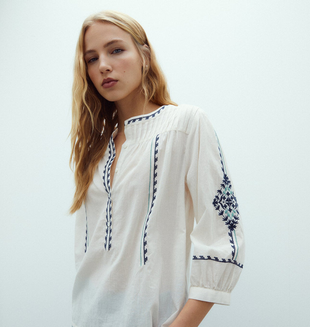Blusa de mujer cuello redondo con bordados