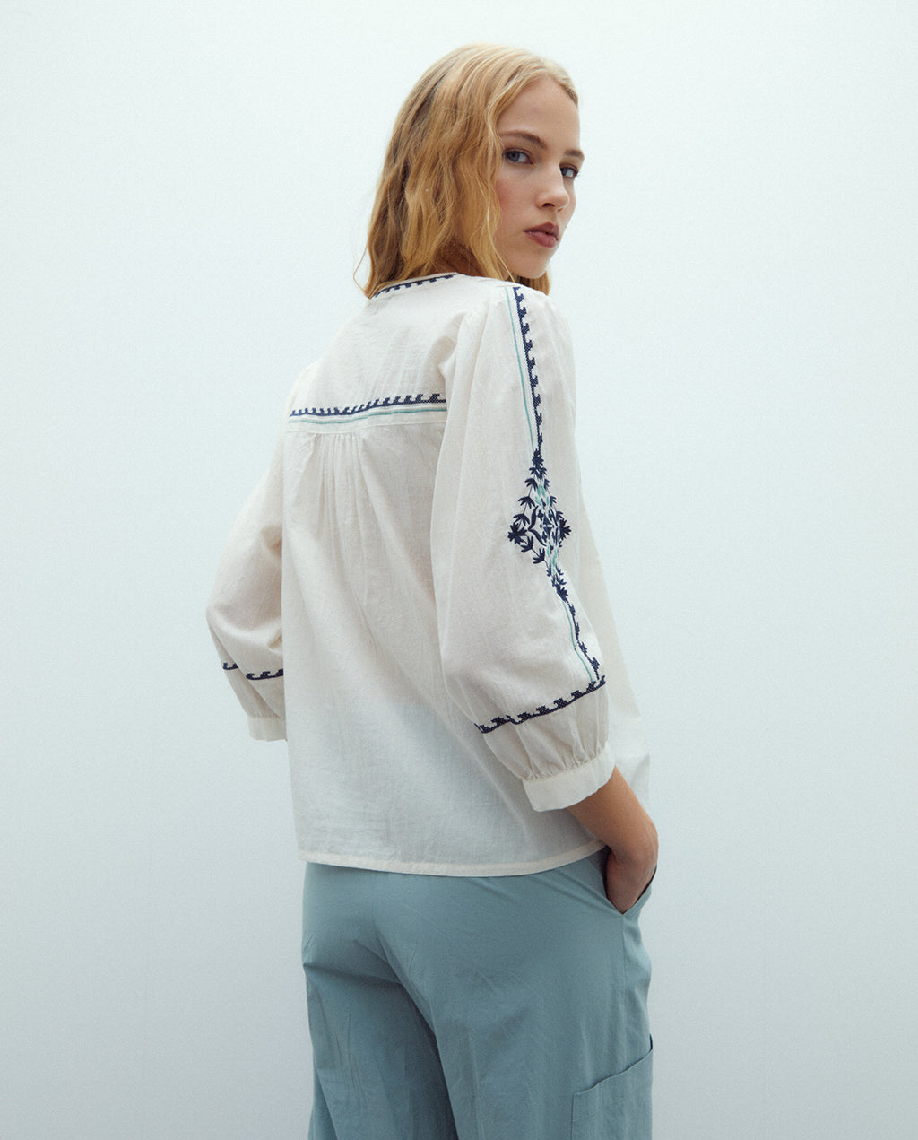 Blusa de mujer cuello redondo con bordados