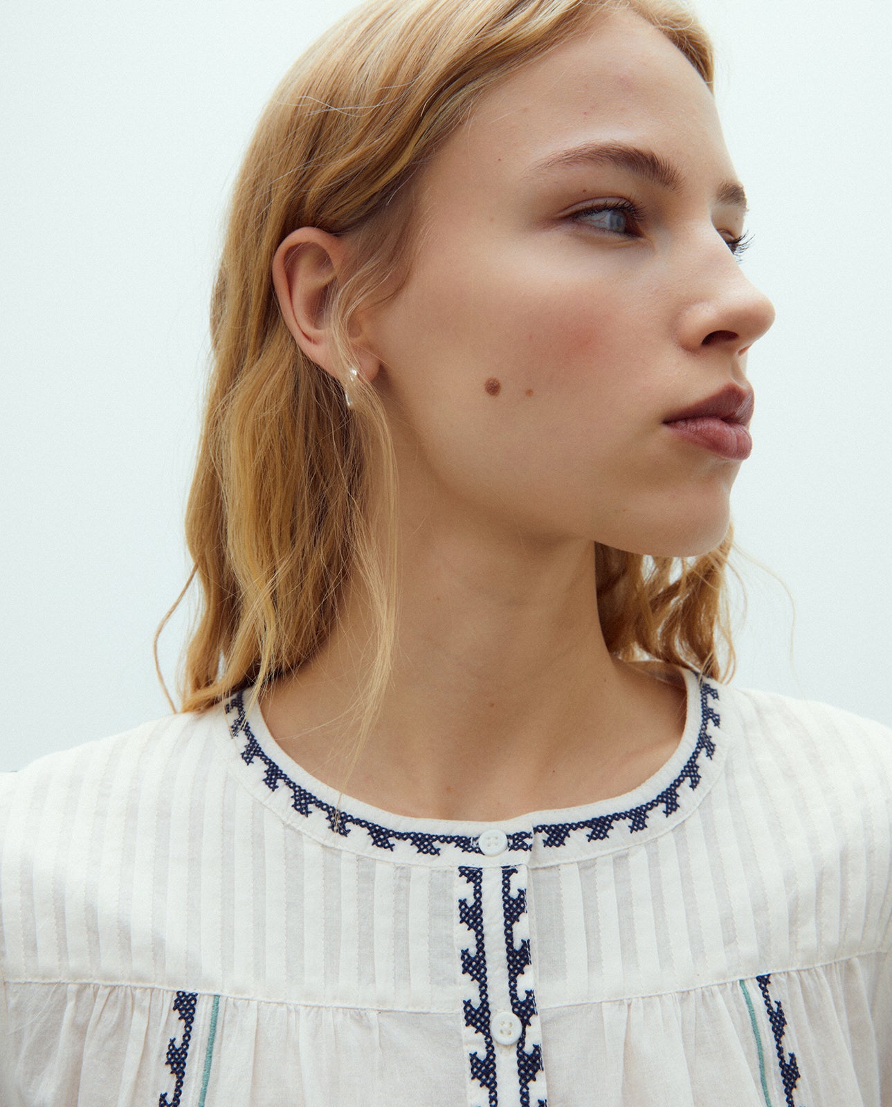 Blusa de mujer cuello redondo con bordados