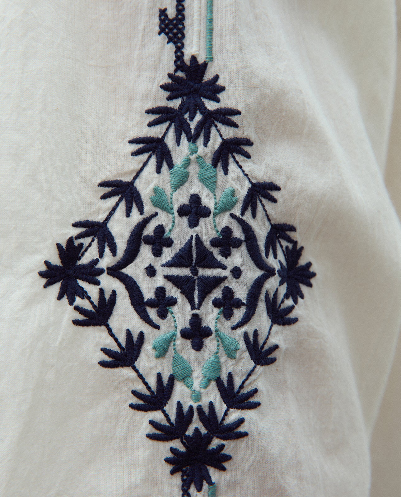 Blusa de mujer cuello redondo con bordados