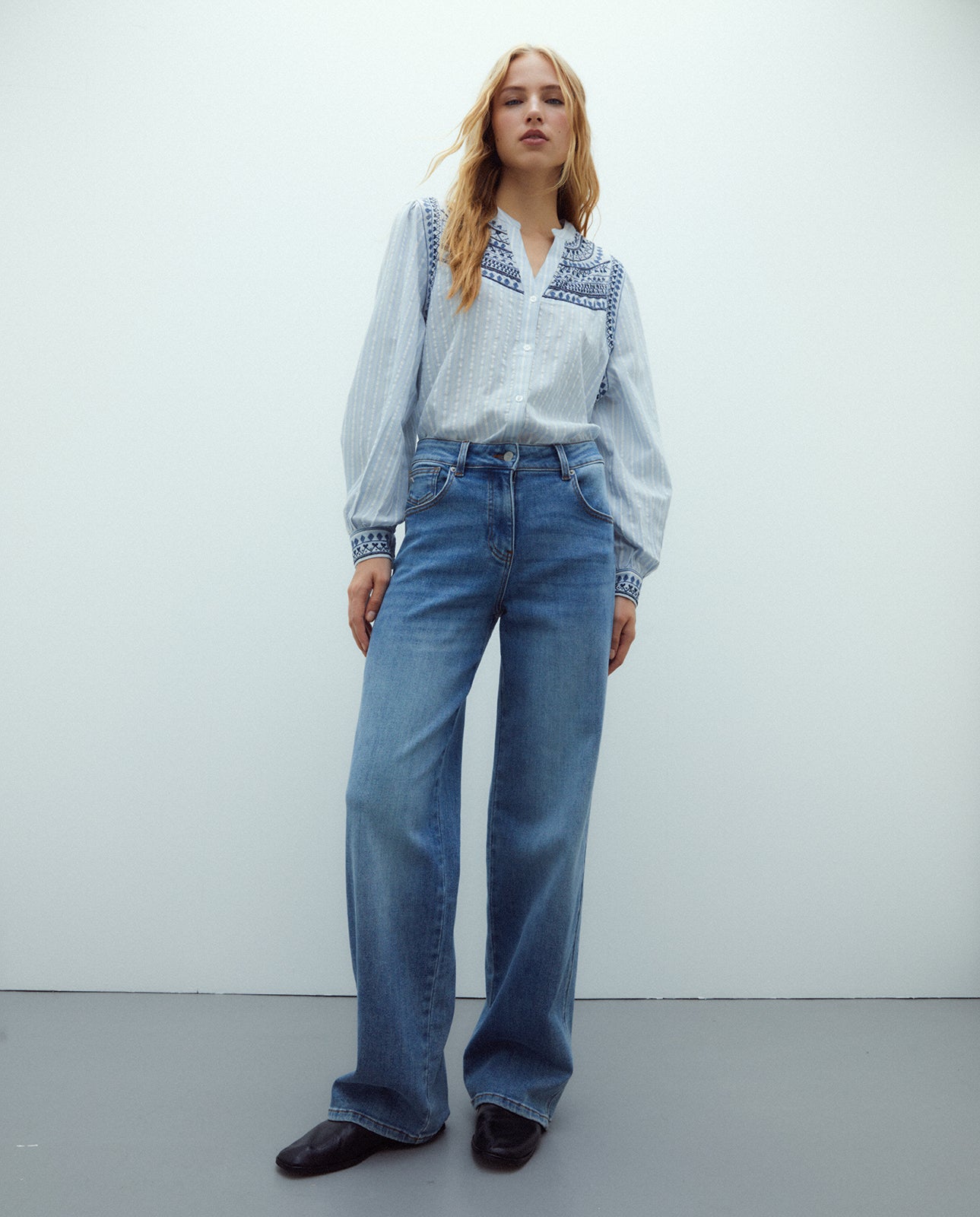 Camisa de mujer rayas bordada cuello mao