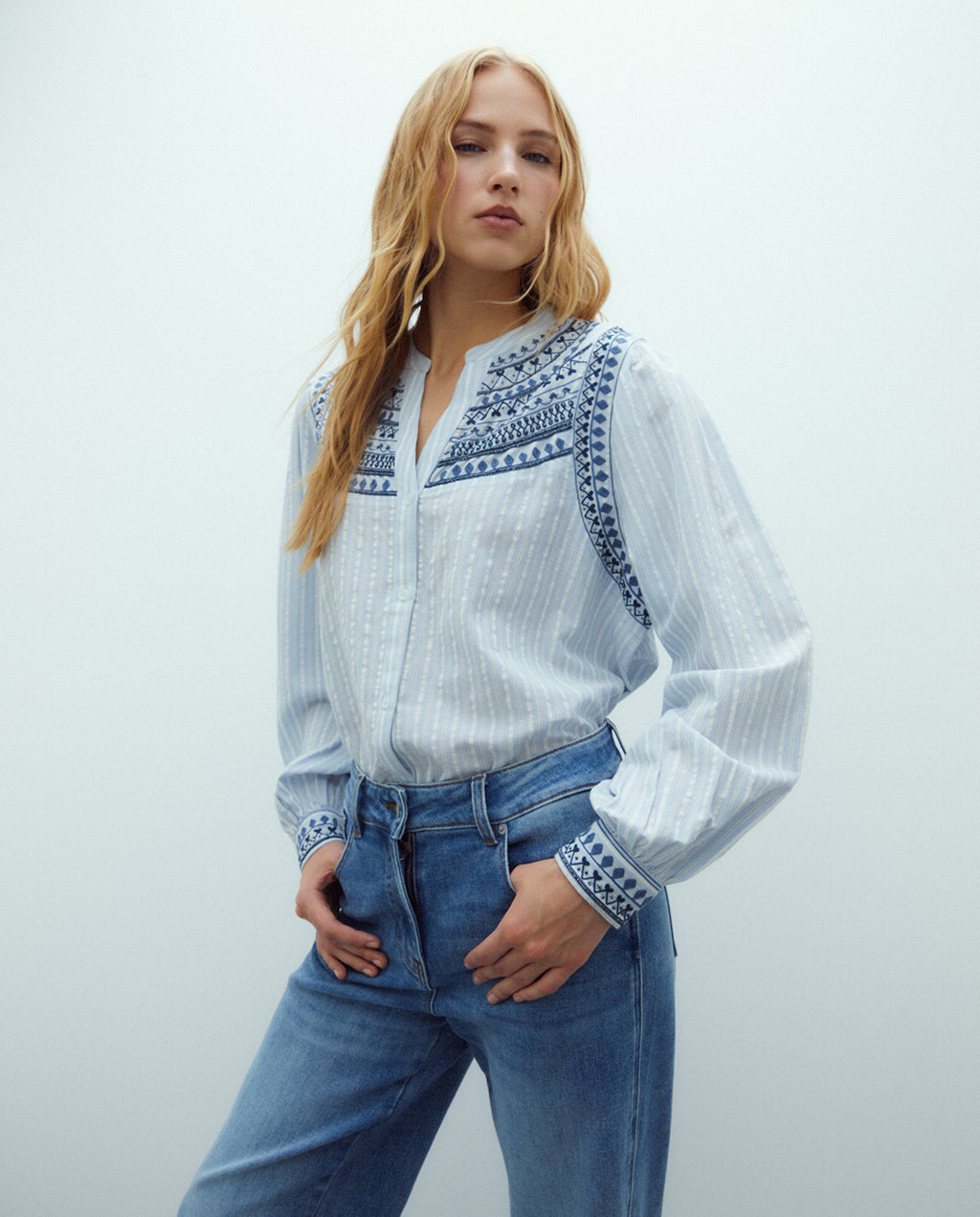 Camisa de mujer rayas bordada cuello mao