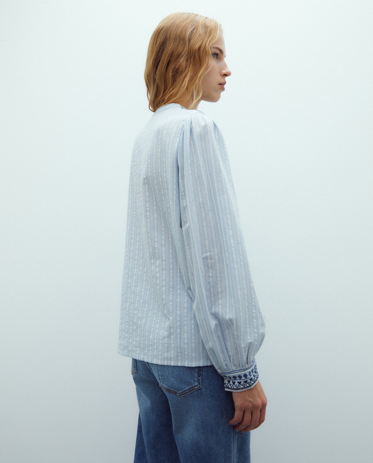 Camisa de mujer rayas bordada cuello mao