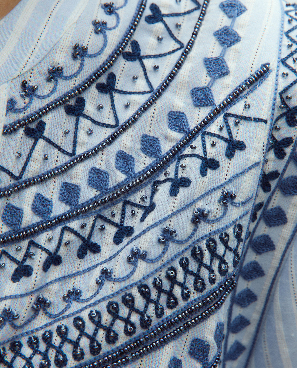 Camisa de mujer rayas bordada cuello mao