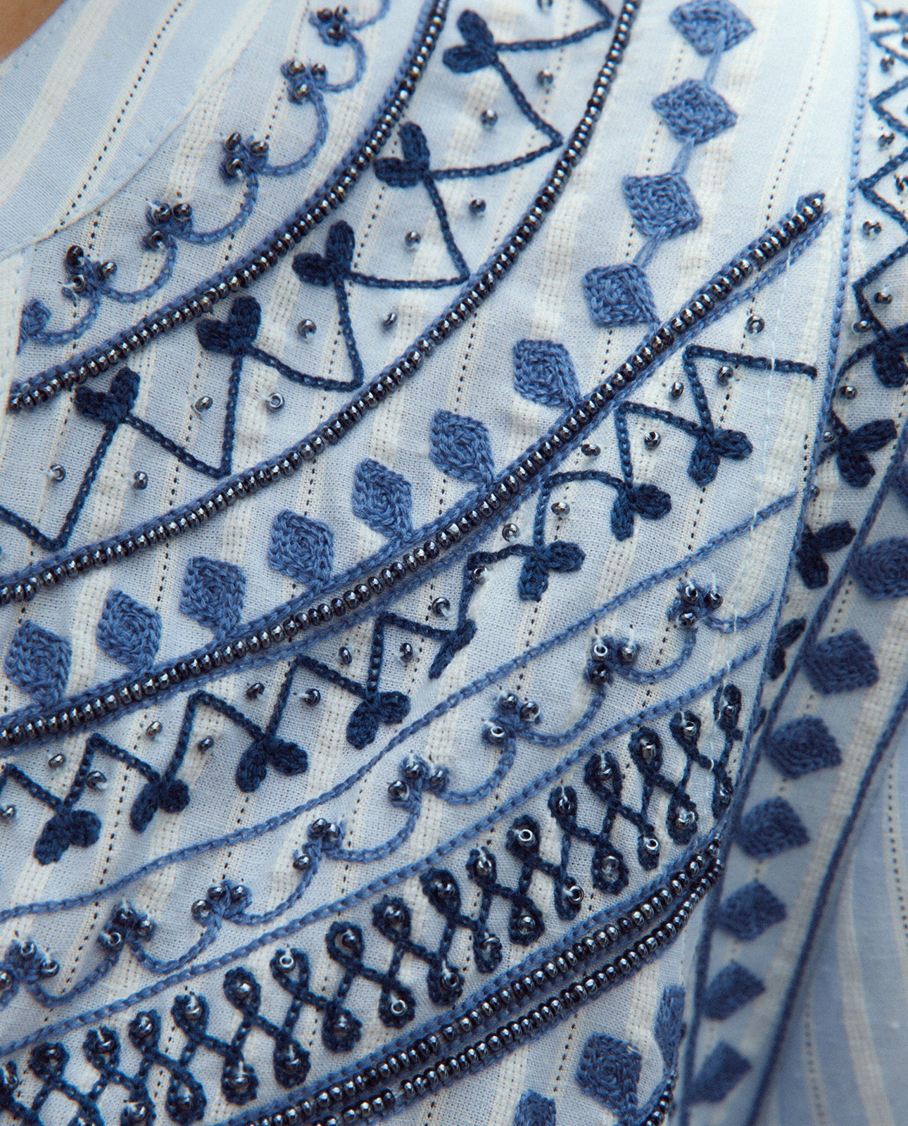 Camisa de mujer rayas bordada cuello mao