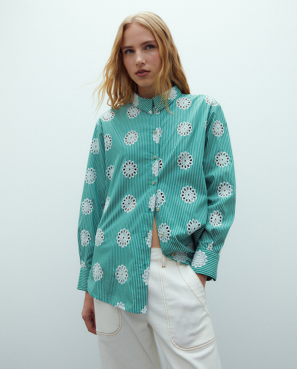 Camisa de mujer estampado rayas bordado suizo