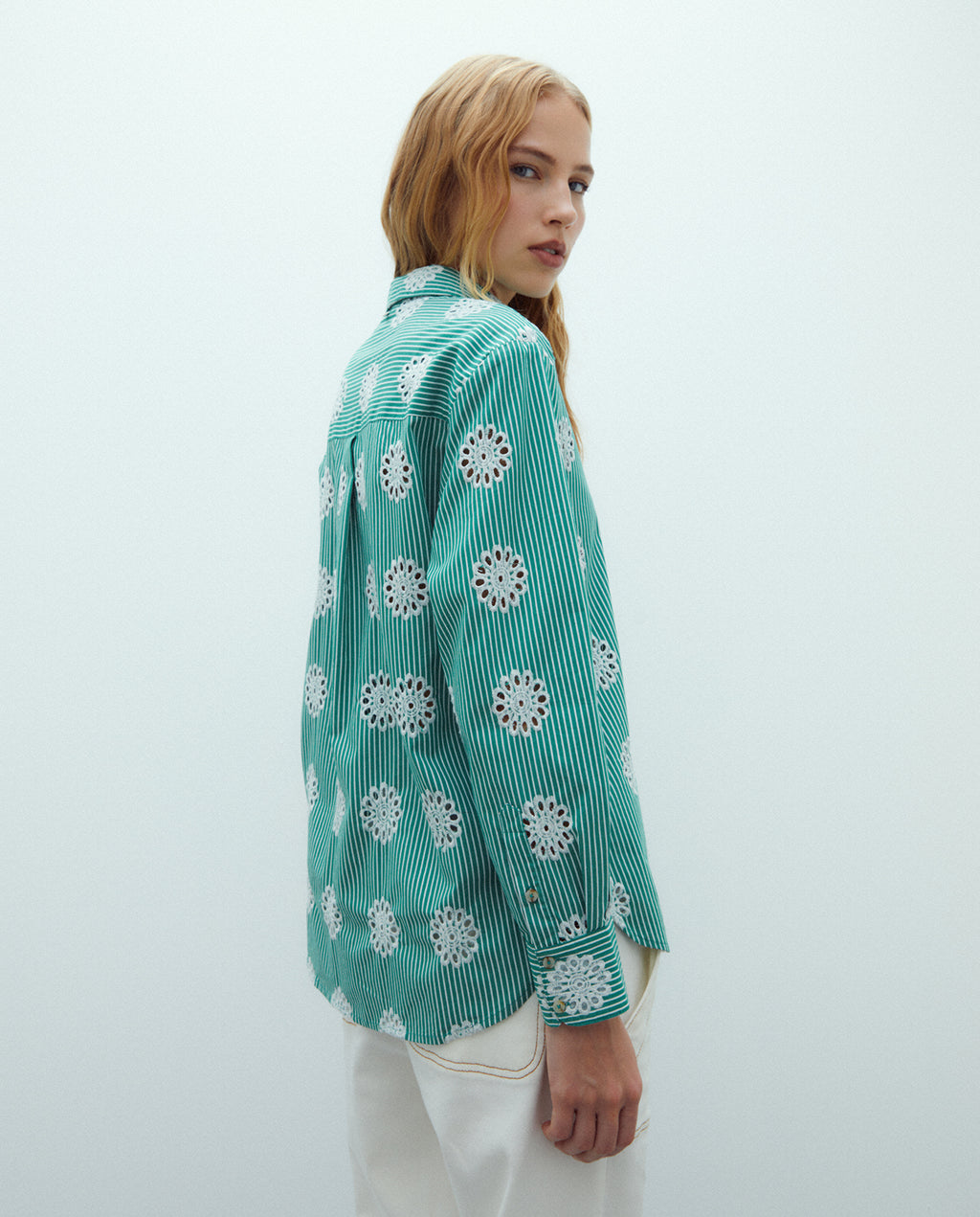 Camisa de mujer estampado rayas bordado suizo