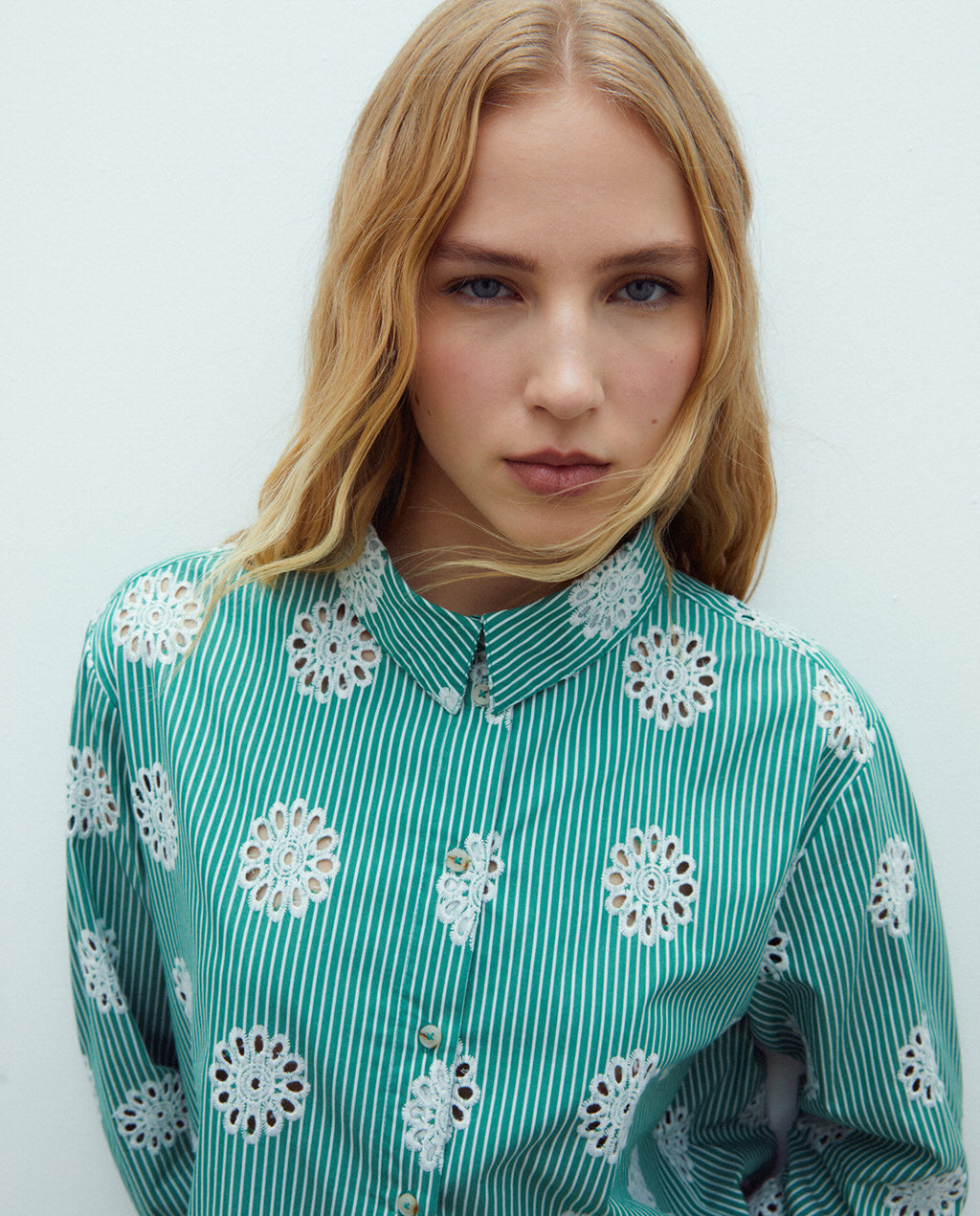 Camisa de mujer estampado rayas bordado suizo