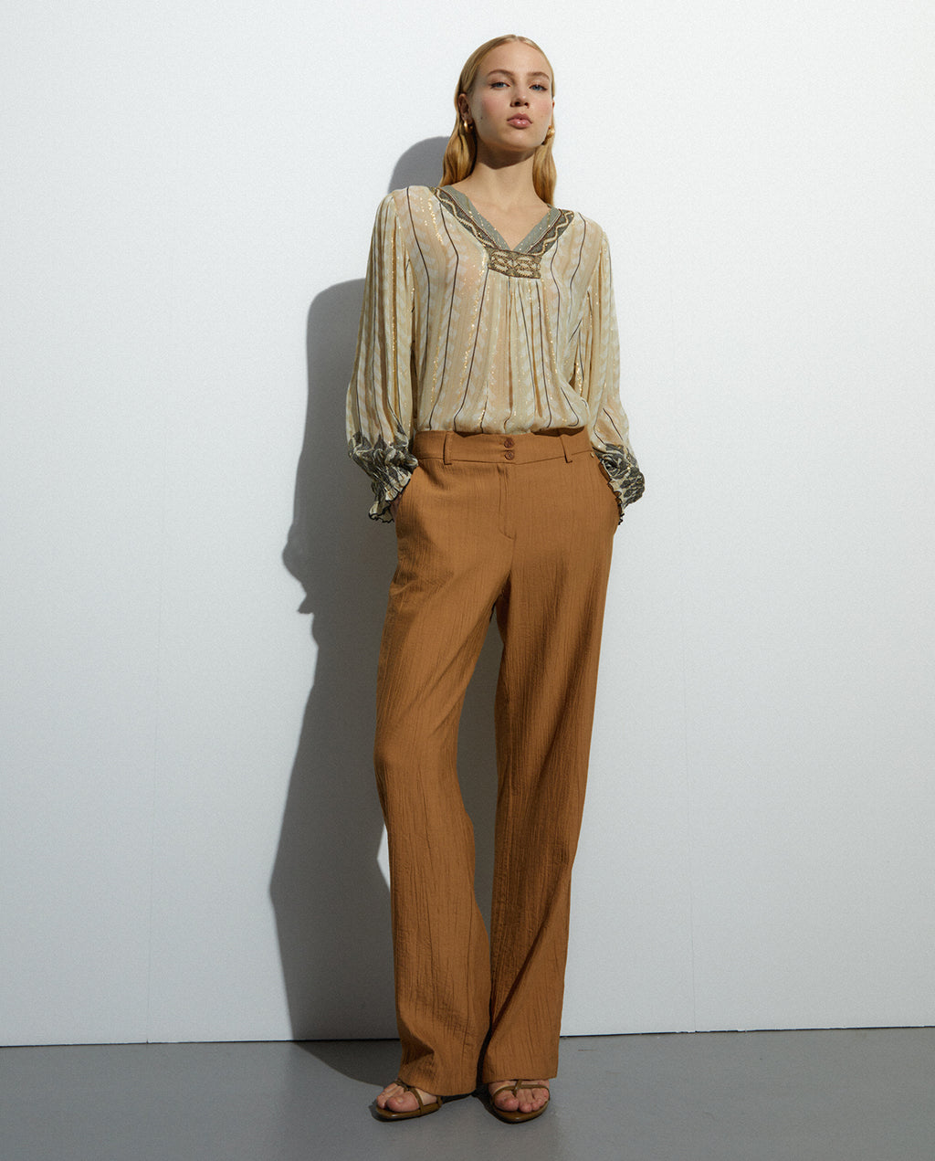 Blusa de mujer cuello pico manga larga bordados