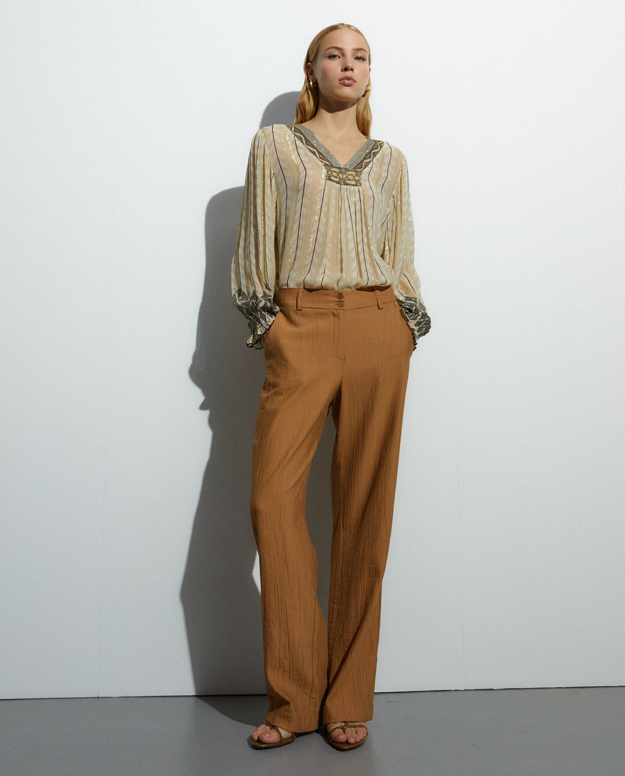 Blusa de mujer cuello pico manga larga bordados