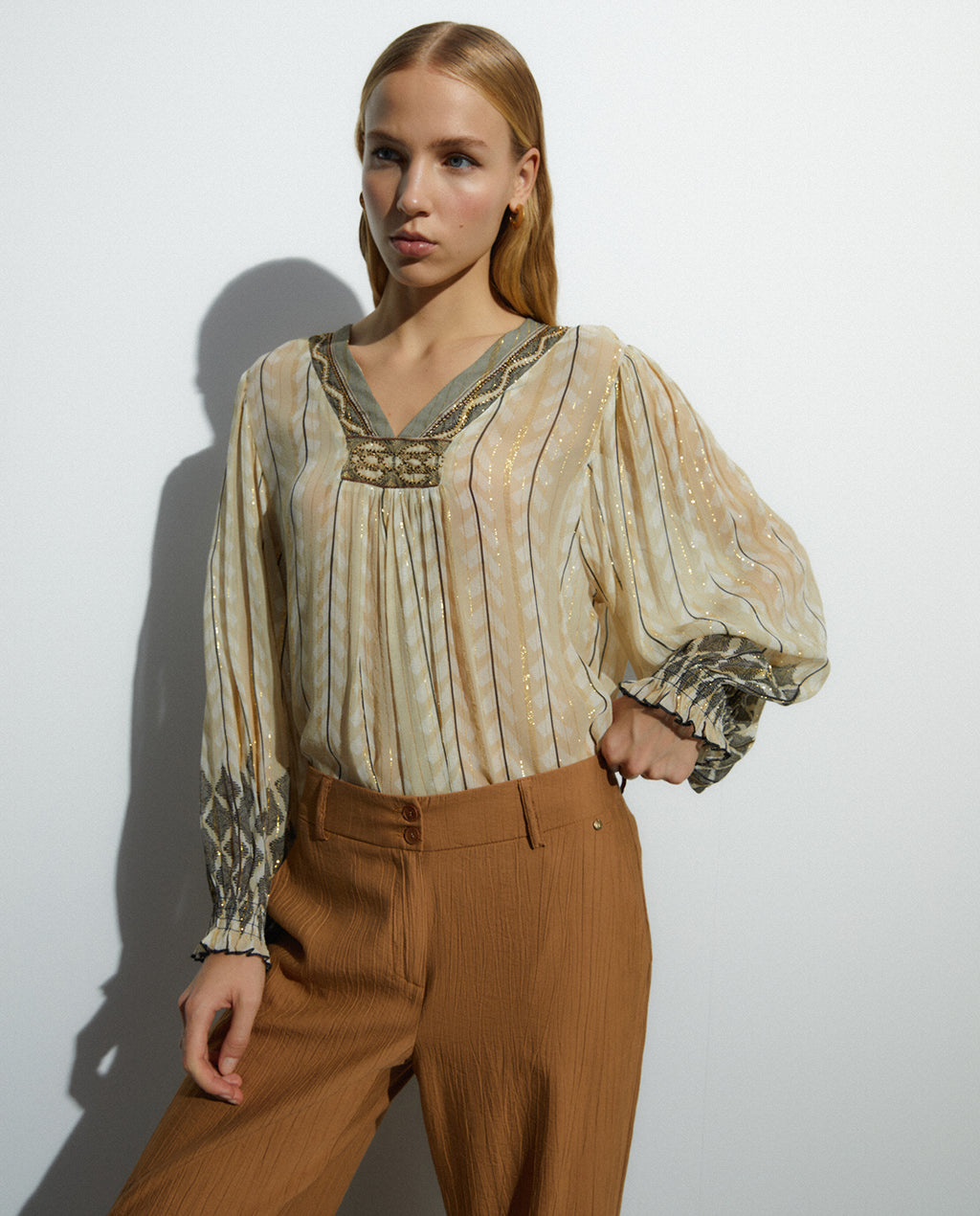 Blusa de mujer cuello pico manga larga bordados