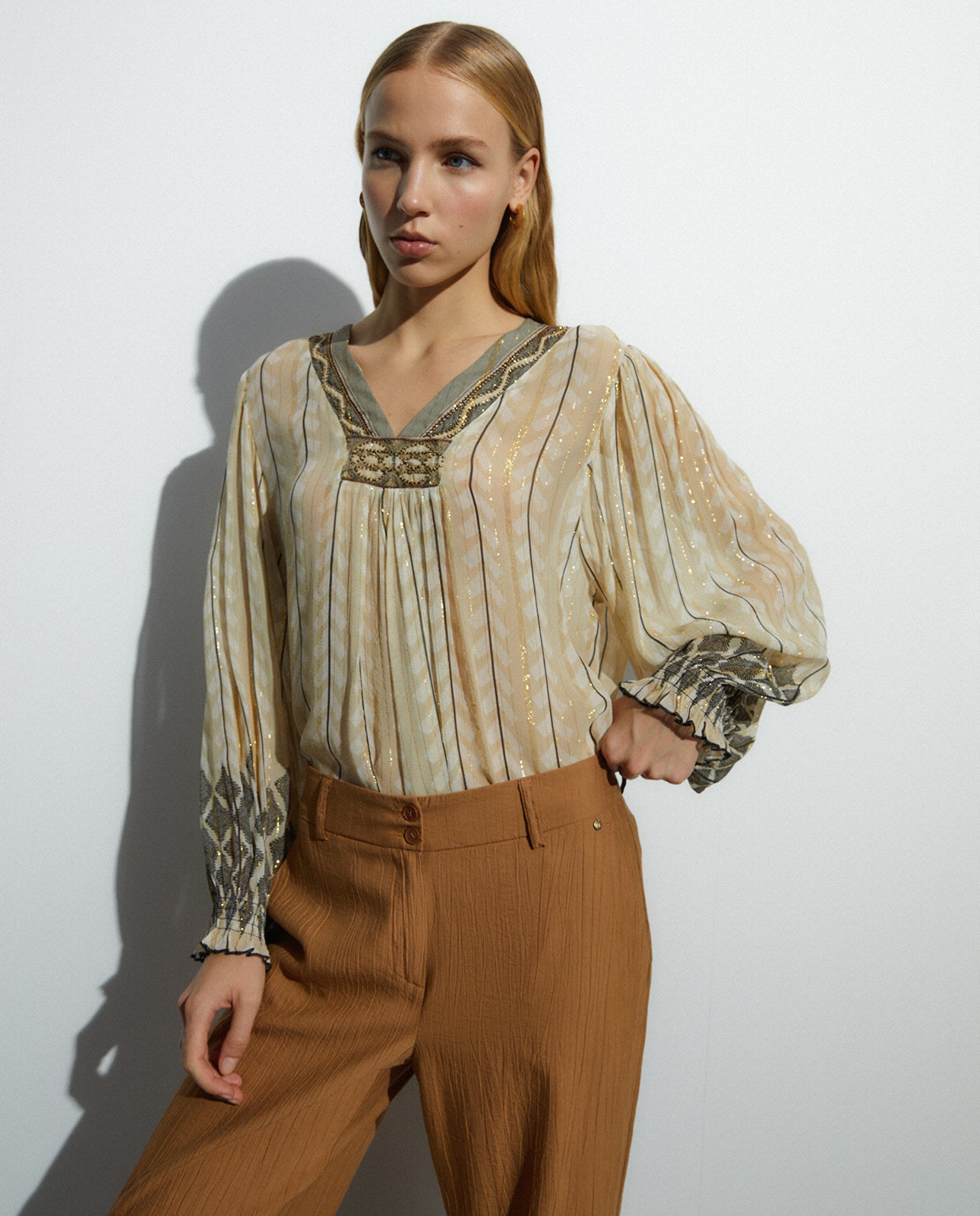 Blusa de mujer cuello pico manga larga bordados