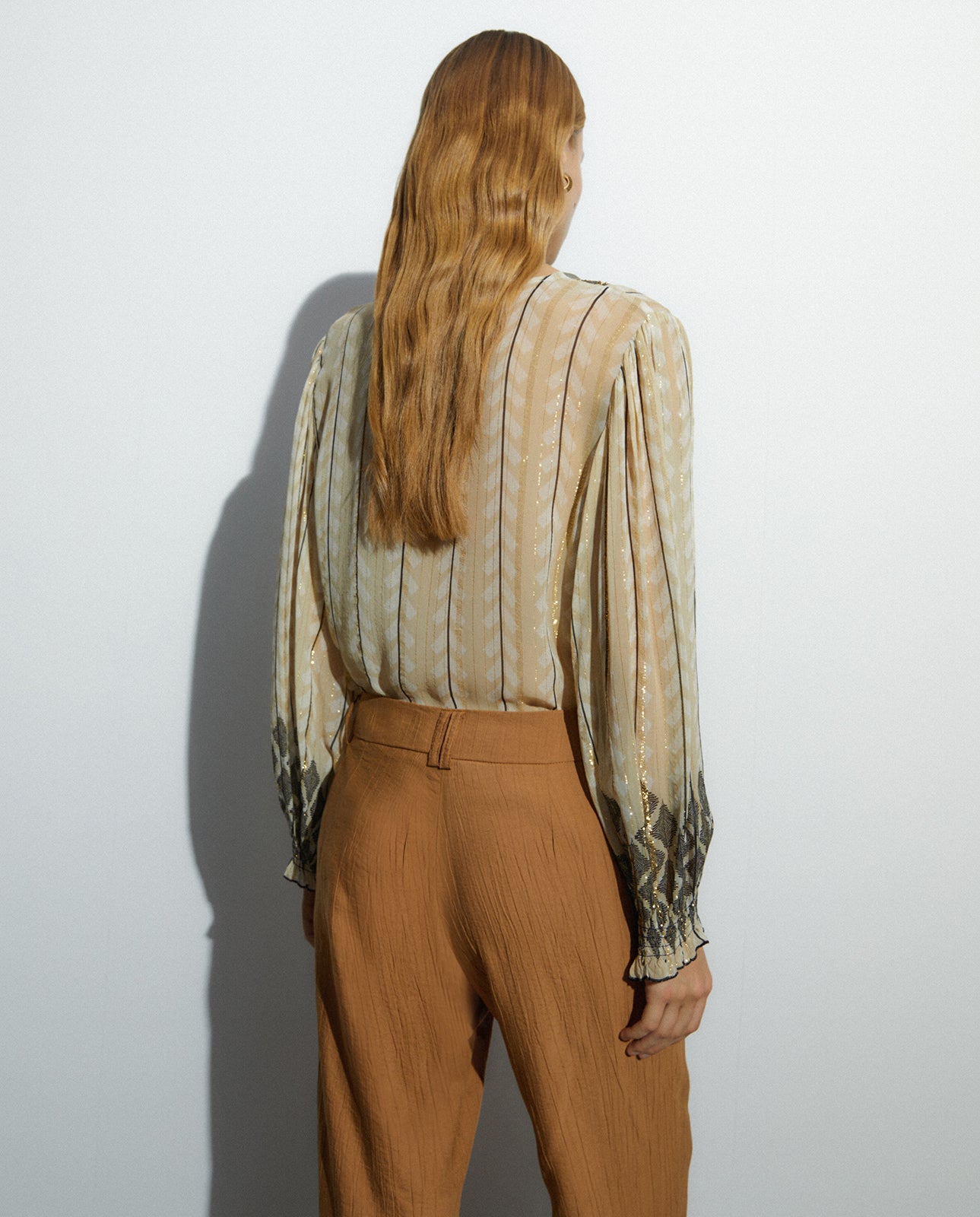 Blusa de mujer cuello pico manga larga bordados