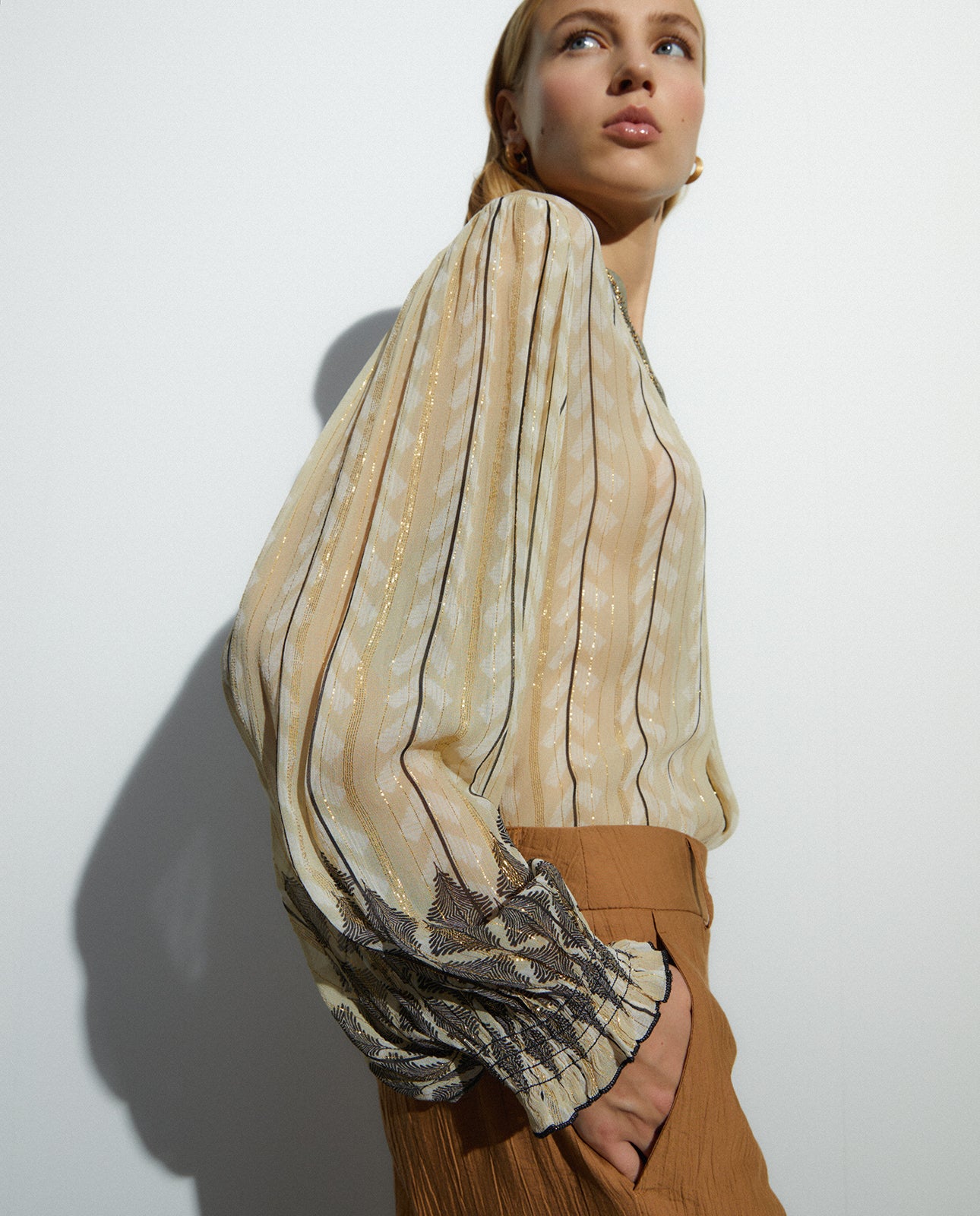 Blusa de mujer cuello pico manga larga bordados