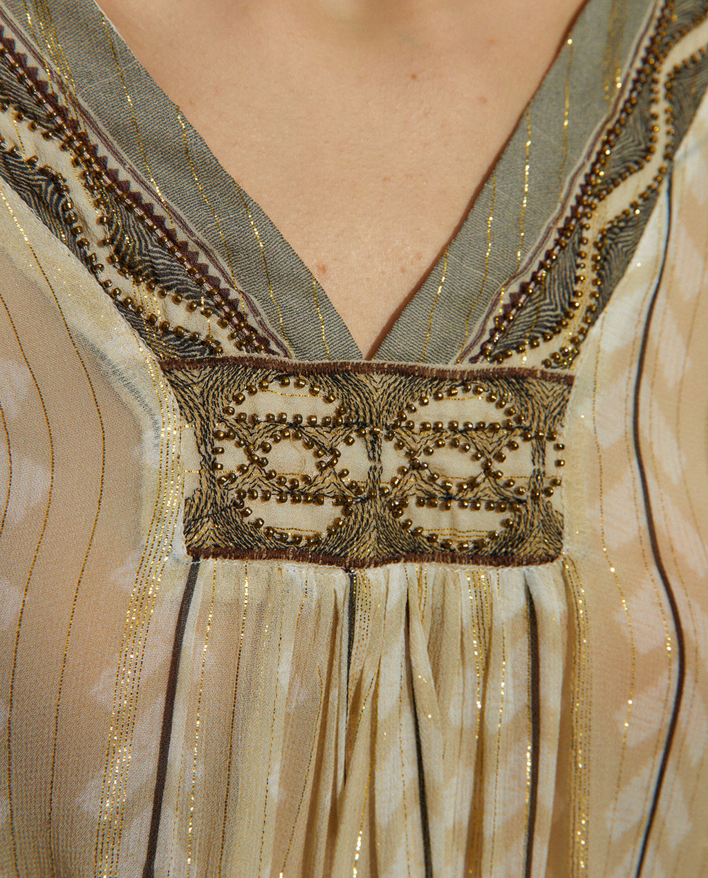 Blusa de mujer cuello pico manga larga bordados