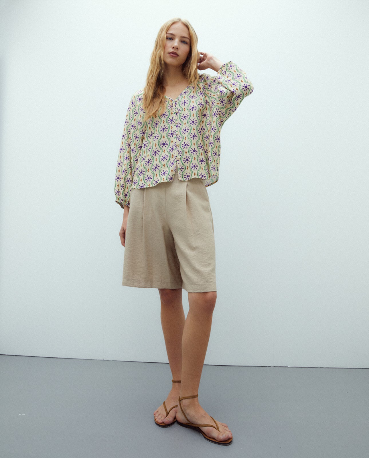 Camisa de mujer estampada cuello pico manga francesa