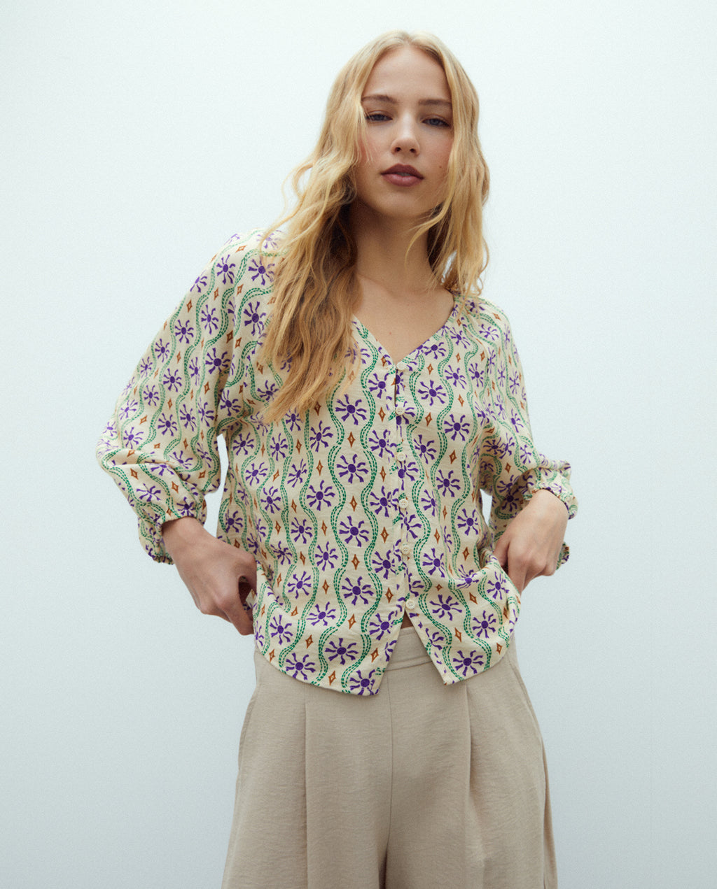 Camisa de mujer estampada cuello pico manga francesa