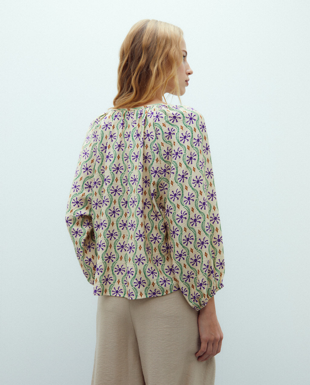 Camisa de mujer estampada cuello pico manga francesa