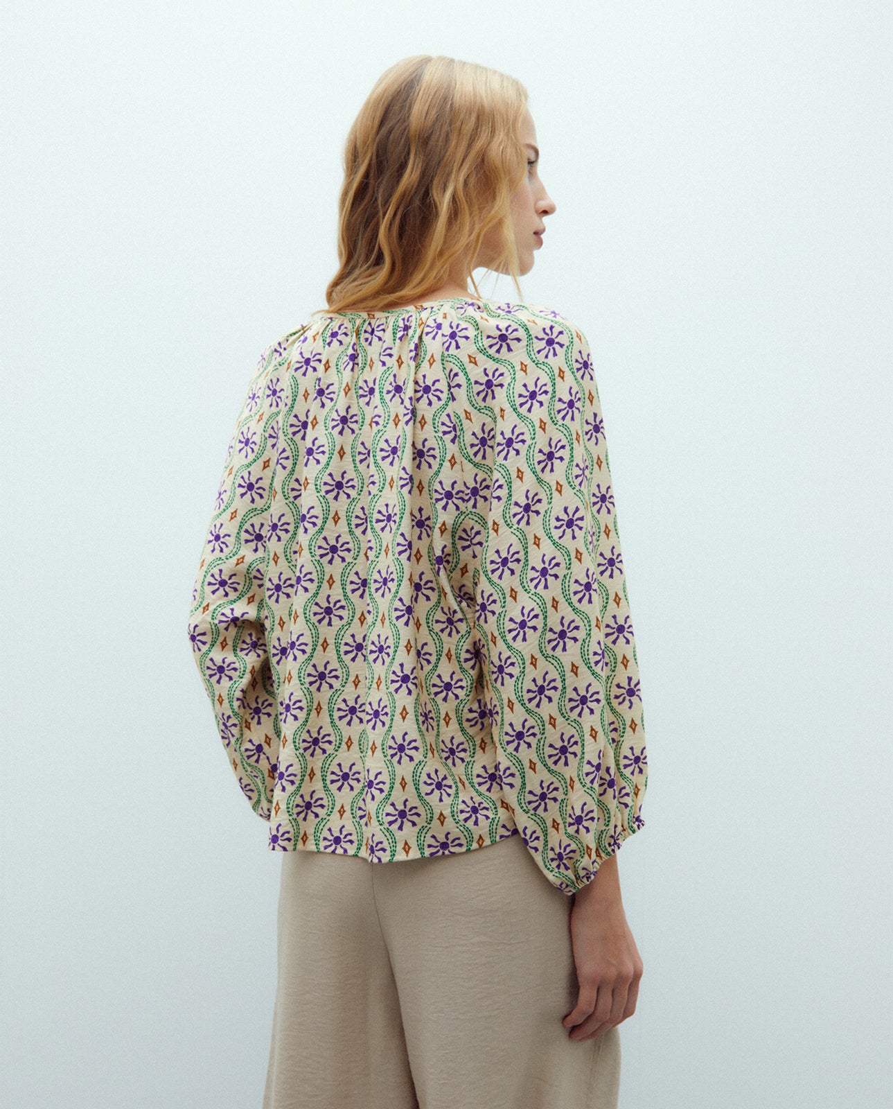 Camisa de mujer estampada cuello pico manga francesa