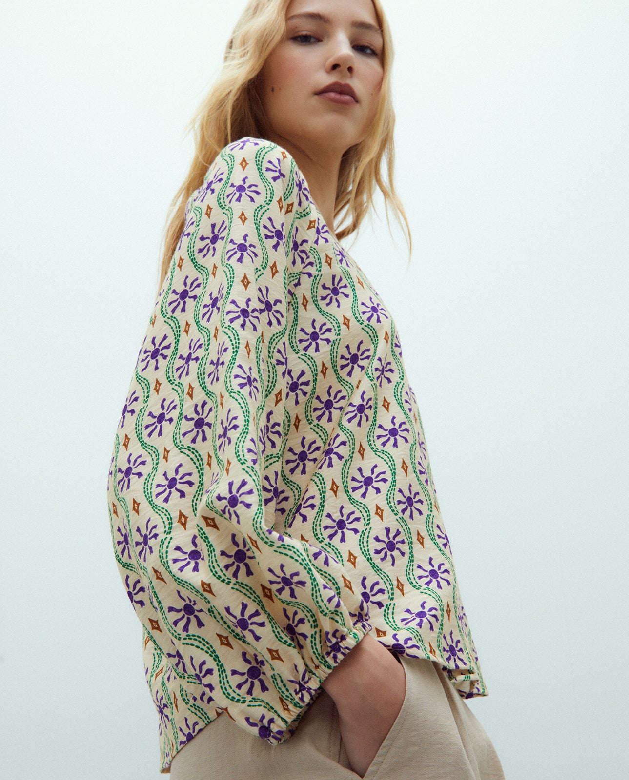 Camisa de mujer estampada cuello pico manga francesa