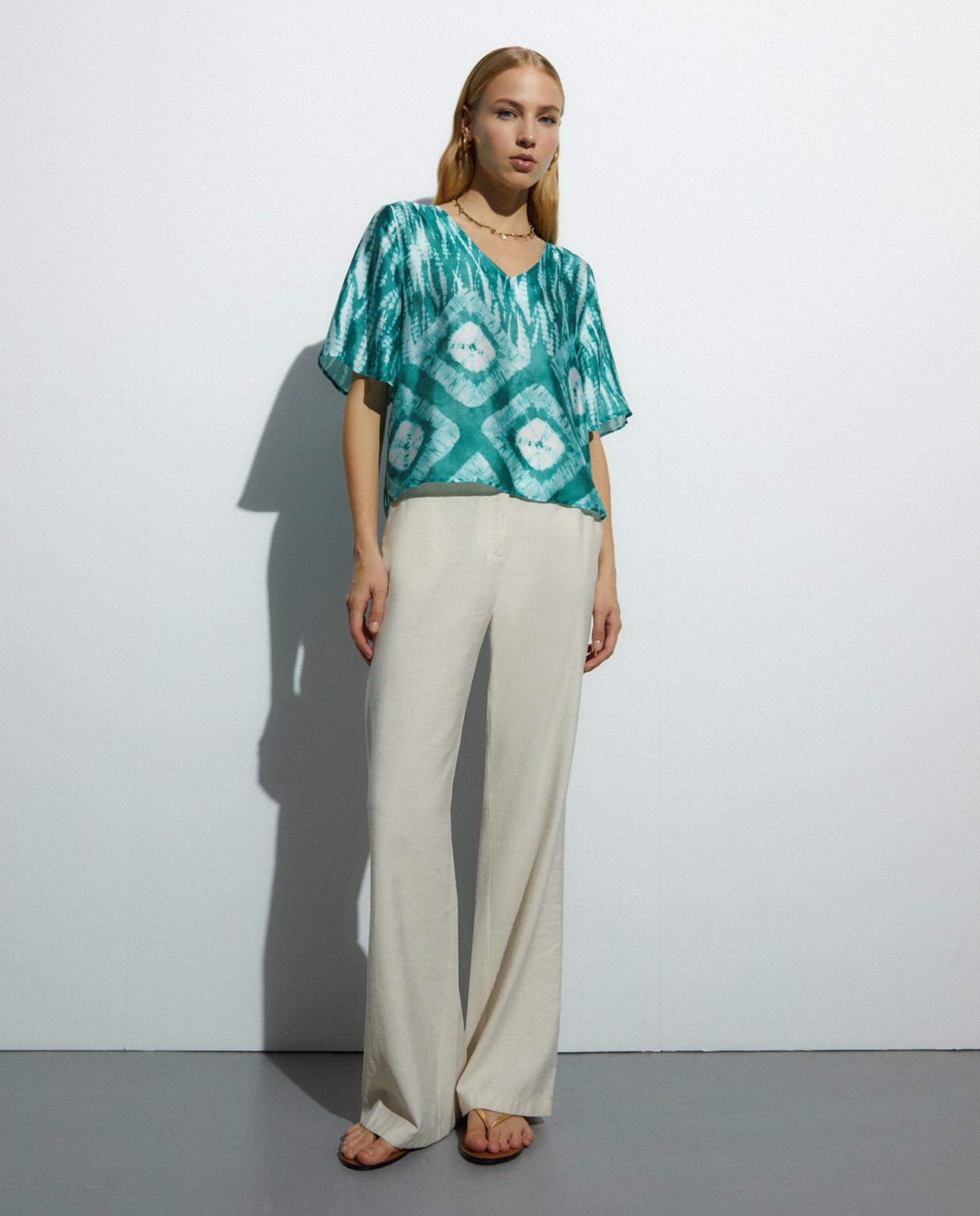 Blusa de mujer estampada cuello pico manga corta