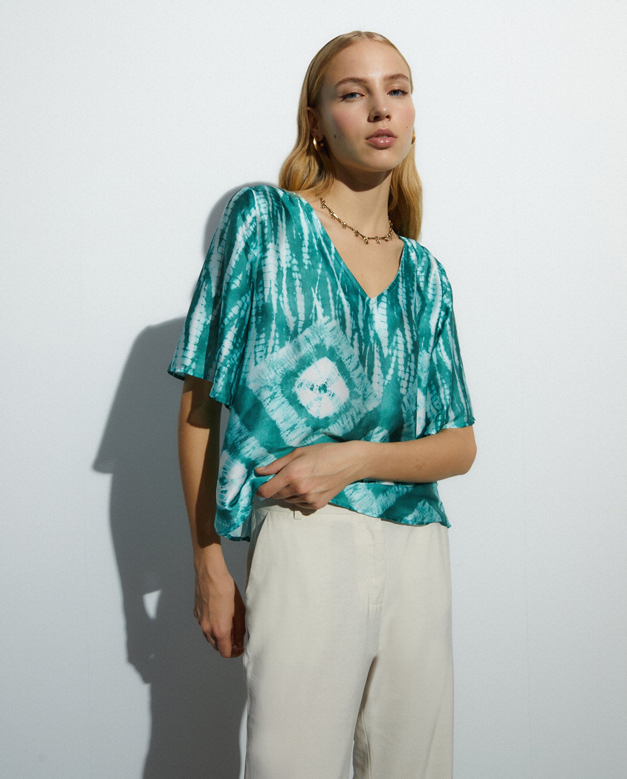 Blusa de mujer estampada cuello pico manga corta