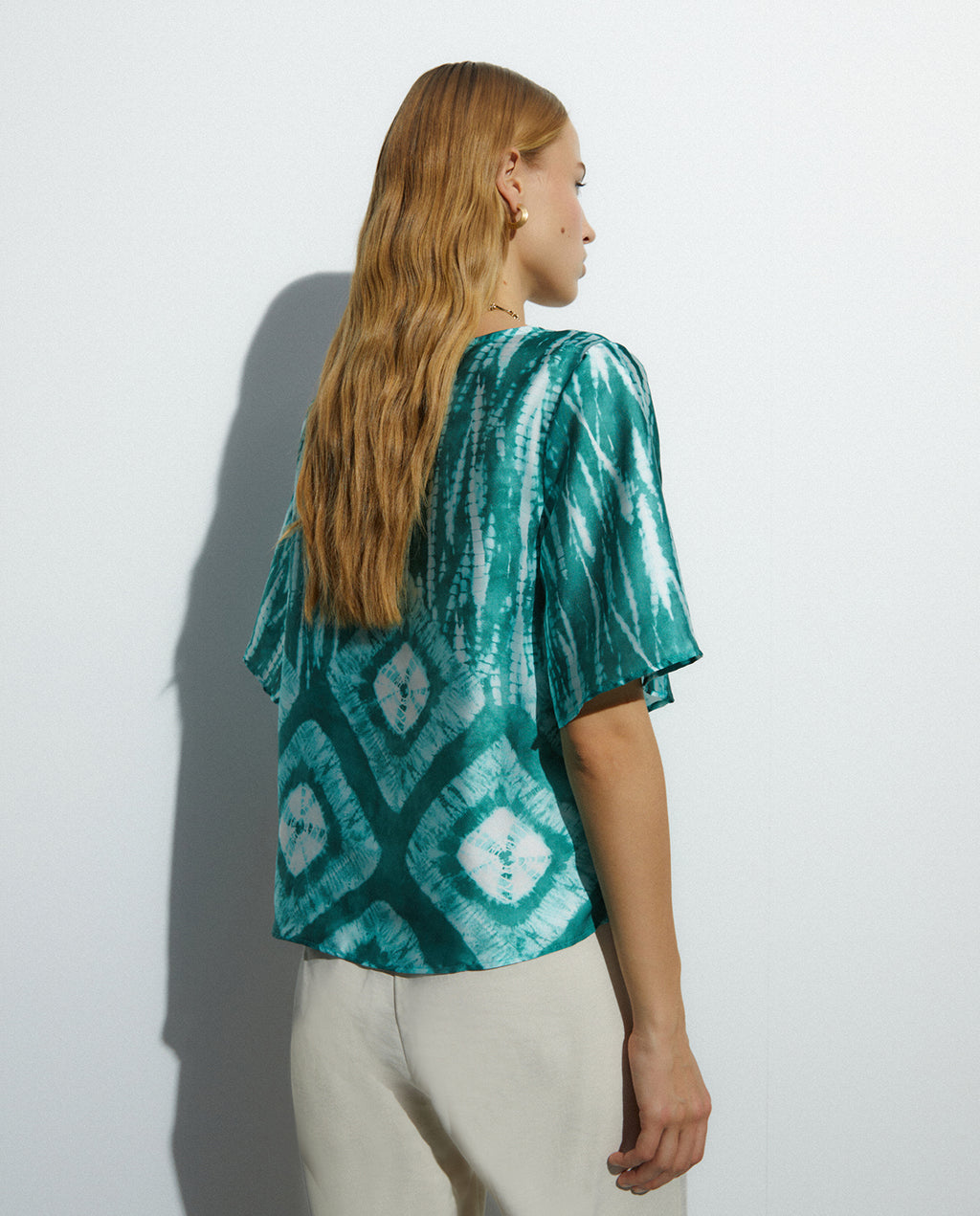 Blusa de mujer estampada cuello pico manga corta