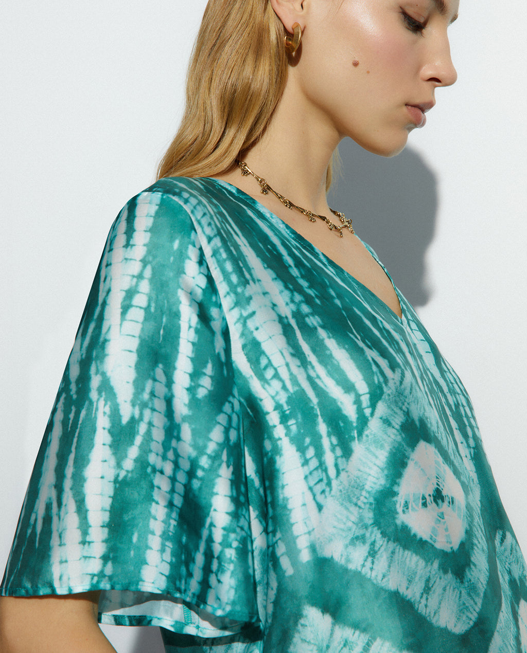 Blusa de mujer estampada cuello pico manga corta