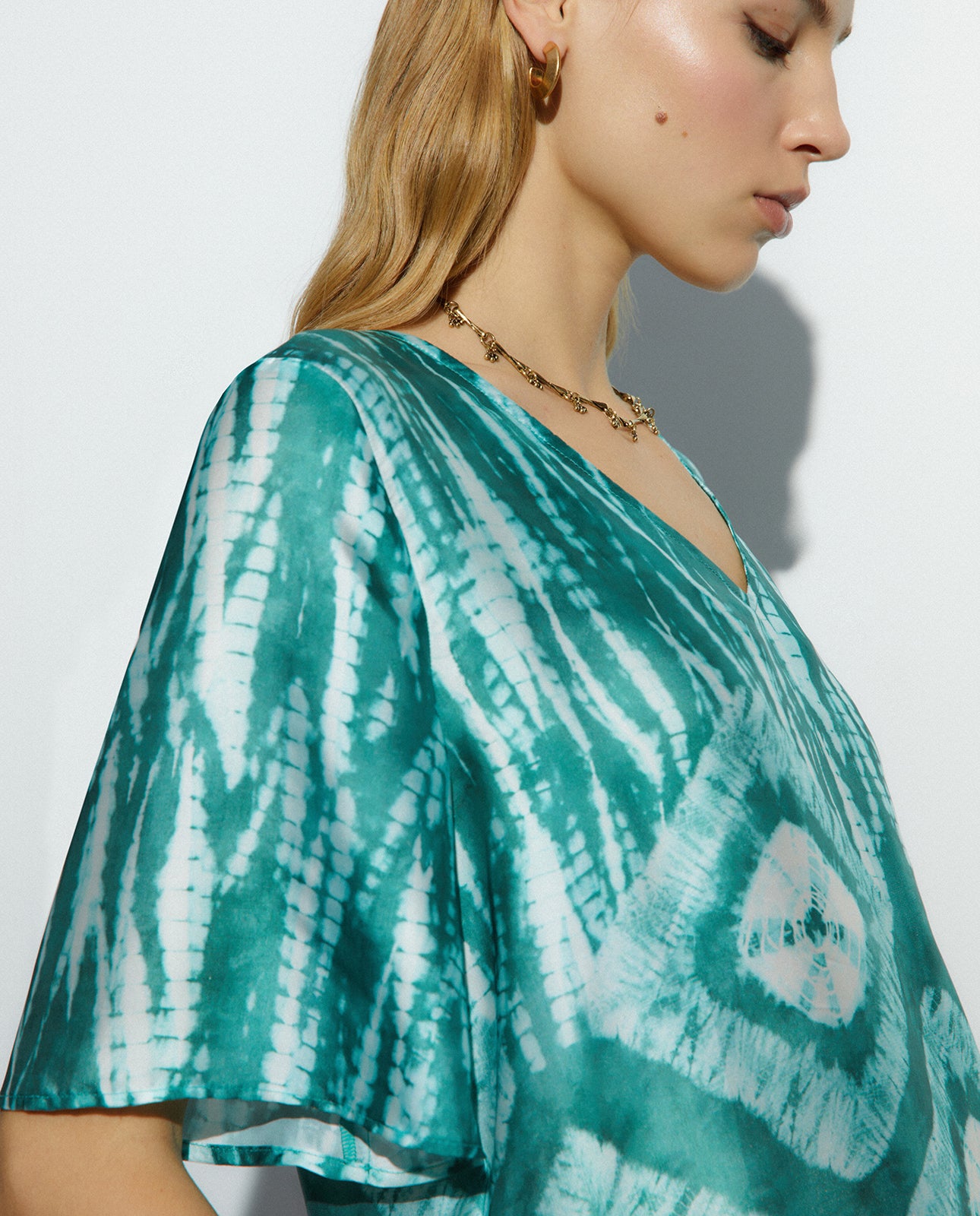 Blusa de mujer estampada cuello pico manga corta