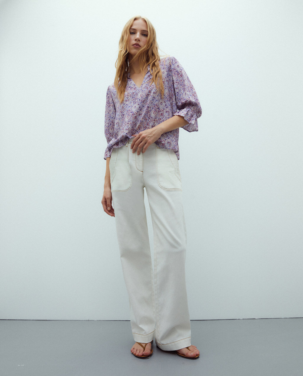 Blusa de mujer estampada cuello pico manga francesa